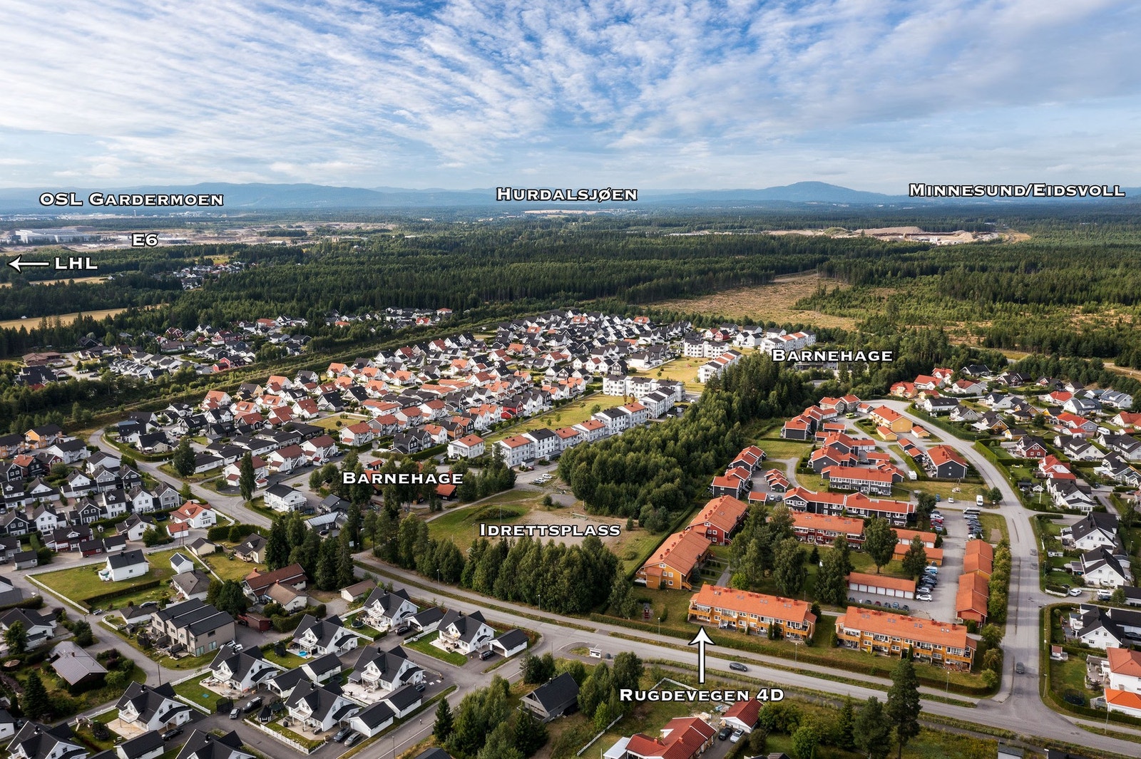 Dronebilde over nærområdet, bilde fra 2022 før bygningsmassen ble malt. Galleribilde