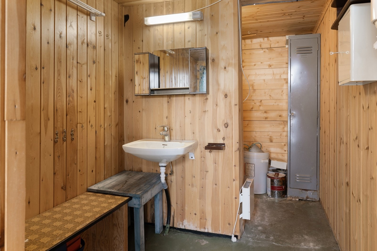 I bakkant av hytta er det et stellerom med egen inngang, servant og en varmtvannstank på ca. 120 liter. Her er det symptomer på fukt. Galleribilde