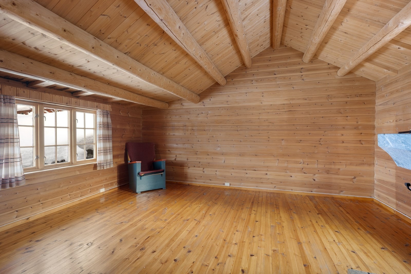 Stuen er et stort og luftig rom med god plass for en større sittegruppe. Det er registrert fult/råteskader i stua. Galleribilde