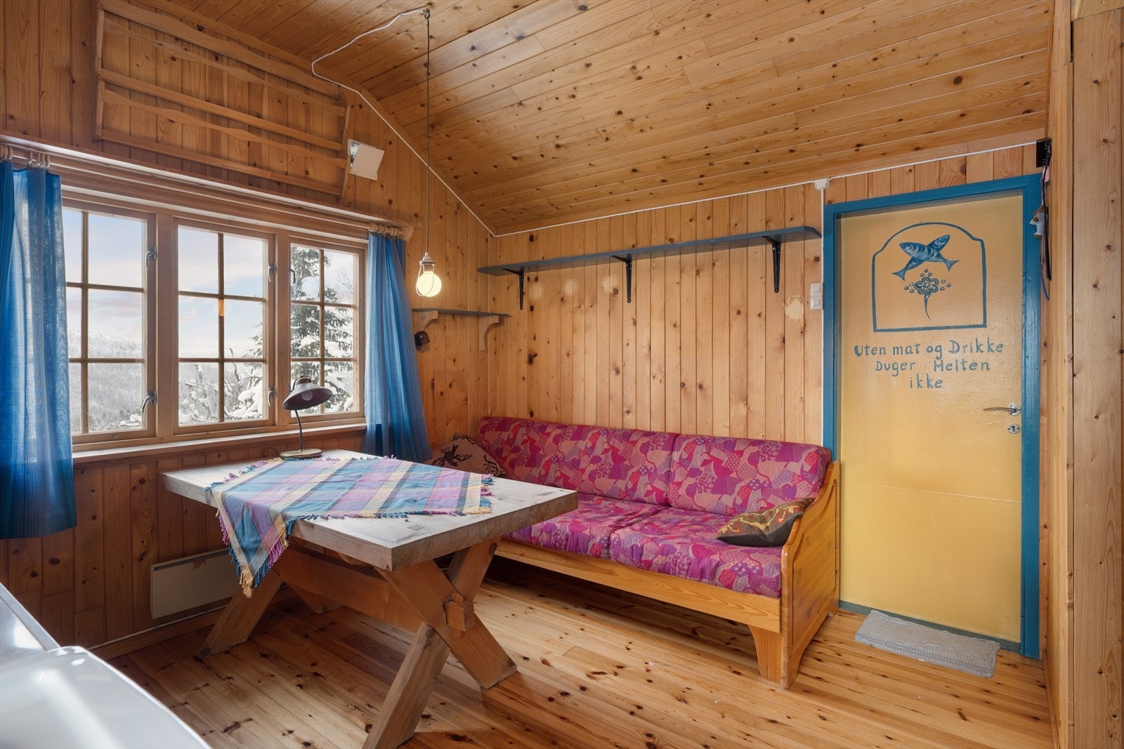 Gjennomgående trepanel på vegger og i tak skaper en lun og autentisk atmosfære. Galleribilde