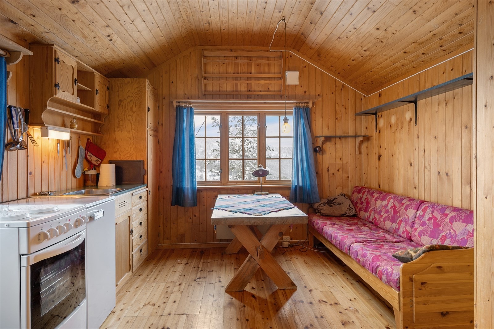 Kjøkkeninnredningen er i heltre med en enkel, tradisjonell standard som passer hyttas karakter. Galleribilde