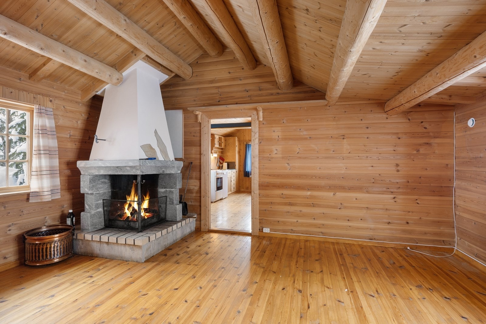 Den åpne gruepeisen er både et sentralt element i rommet og en flott varmekilde. Galleribilde