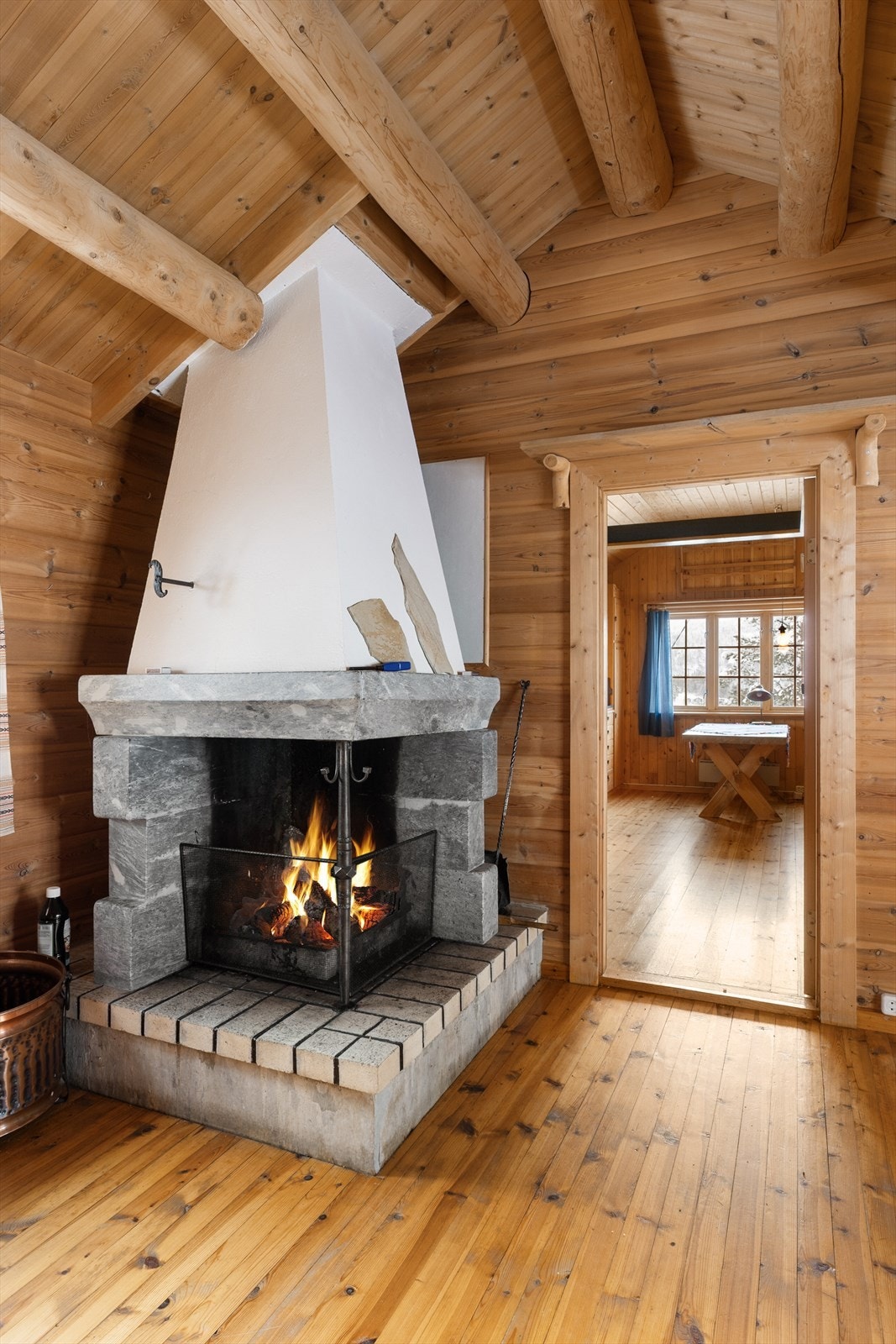 Peisen er murt opp og gir et robust preg til stuen. Galleribilde