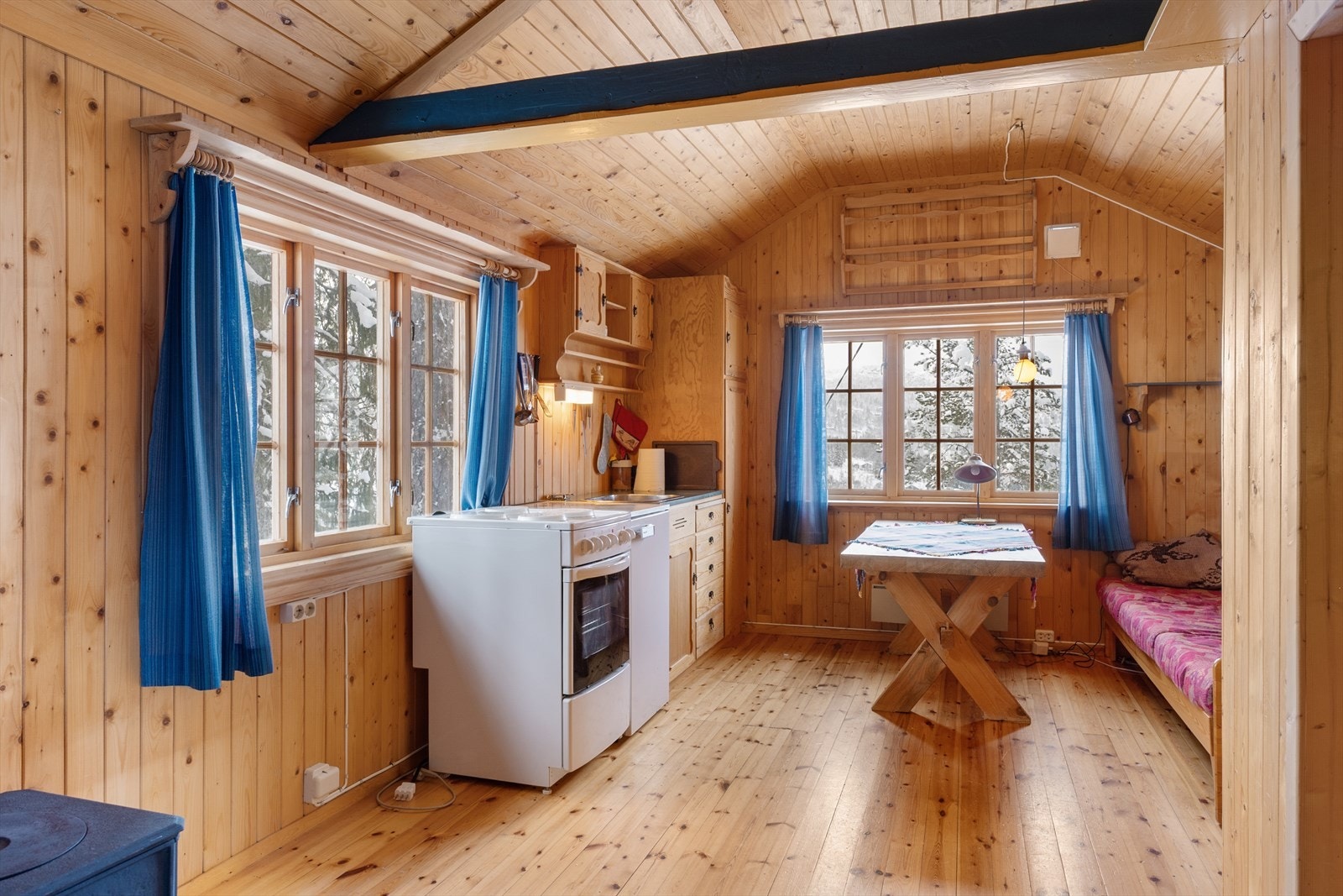 Kjøkkenet er hyttas samlingspunkt, med en koselig spiseplass ved vinduet. Galleribilde