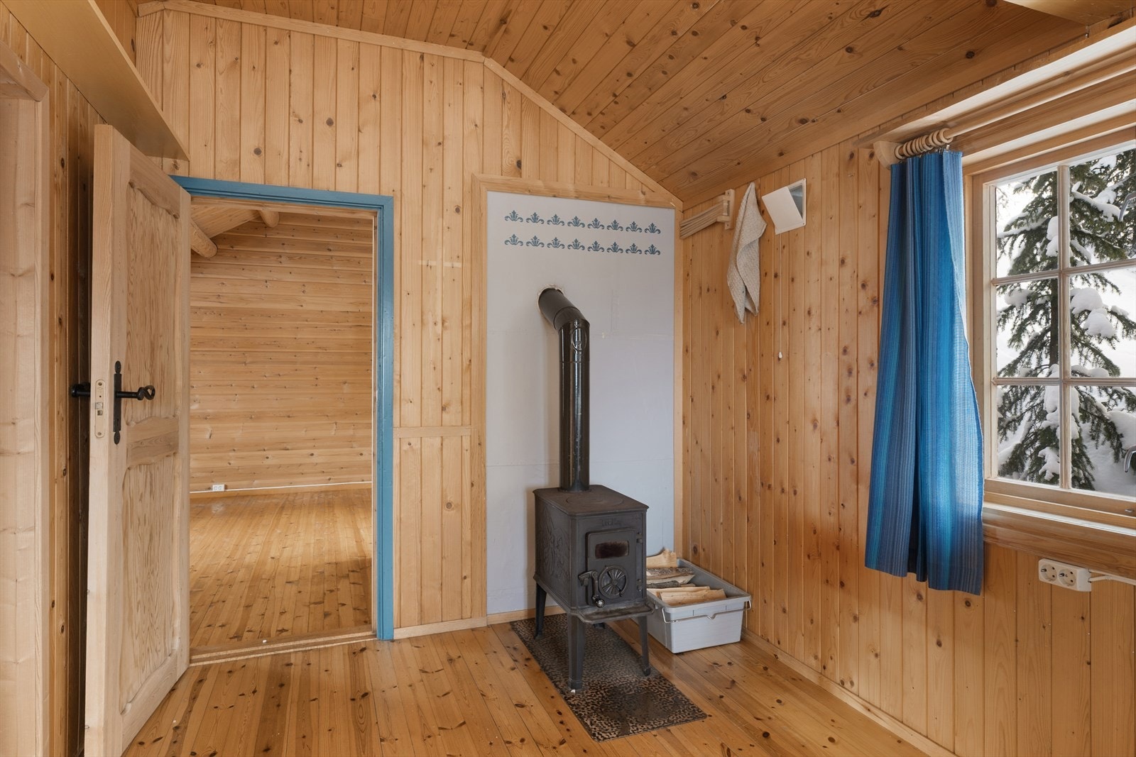 Fra kjøkkenet går vi videre inn i den romslige stuen. Galleribilde