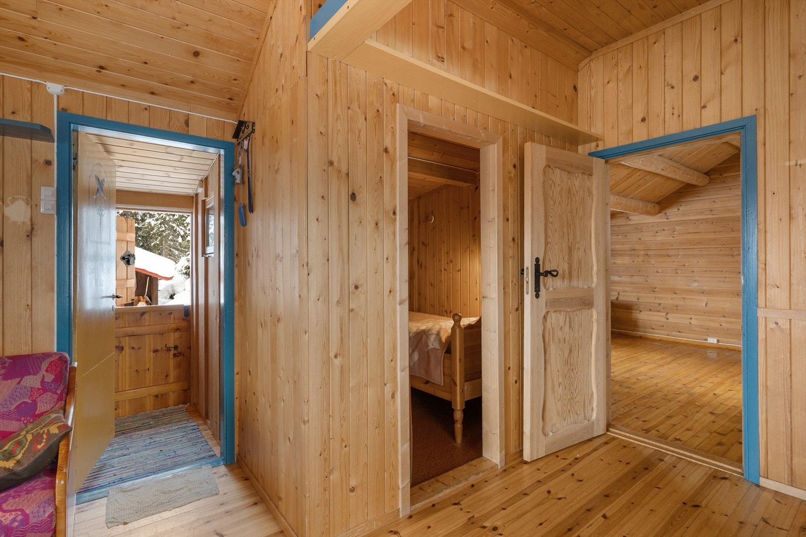 Velkommen inn. Fra kjøkkenet er det adkomst til vindfang, sovealkove og stue, noe som gir en god flyt i hytta. Galleribilde