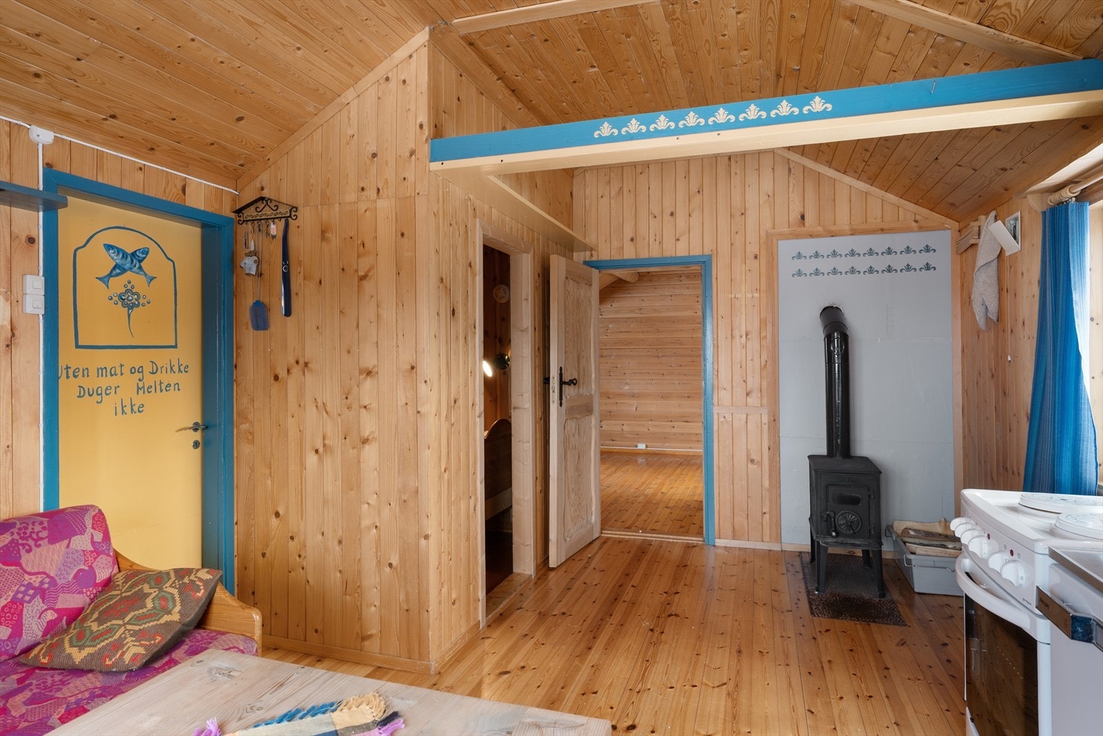 En vedovn på kjøkkenet gir effektiv og god varme på kalde dager. Galleribilde