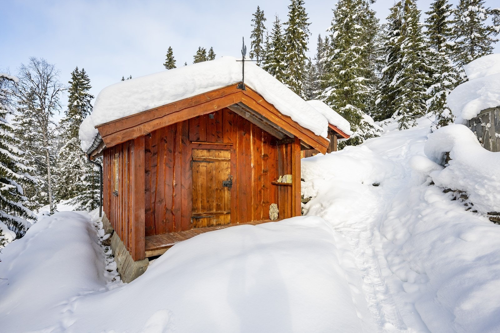 Uthuset er praktisk plassert på tunet og bygget i samme stil som de øvrige bygningene. Galleribilde