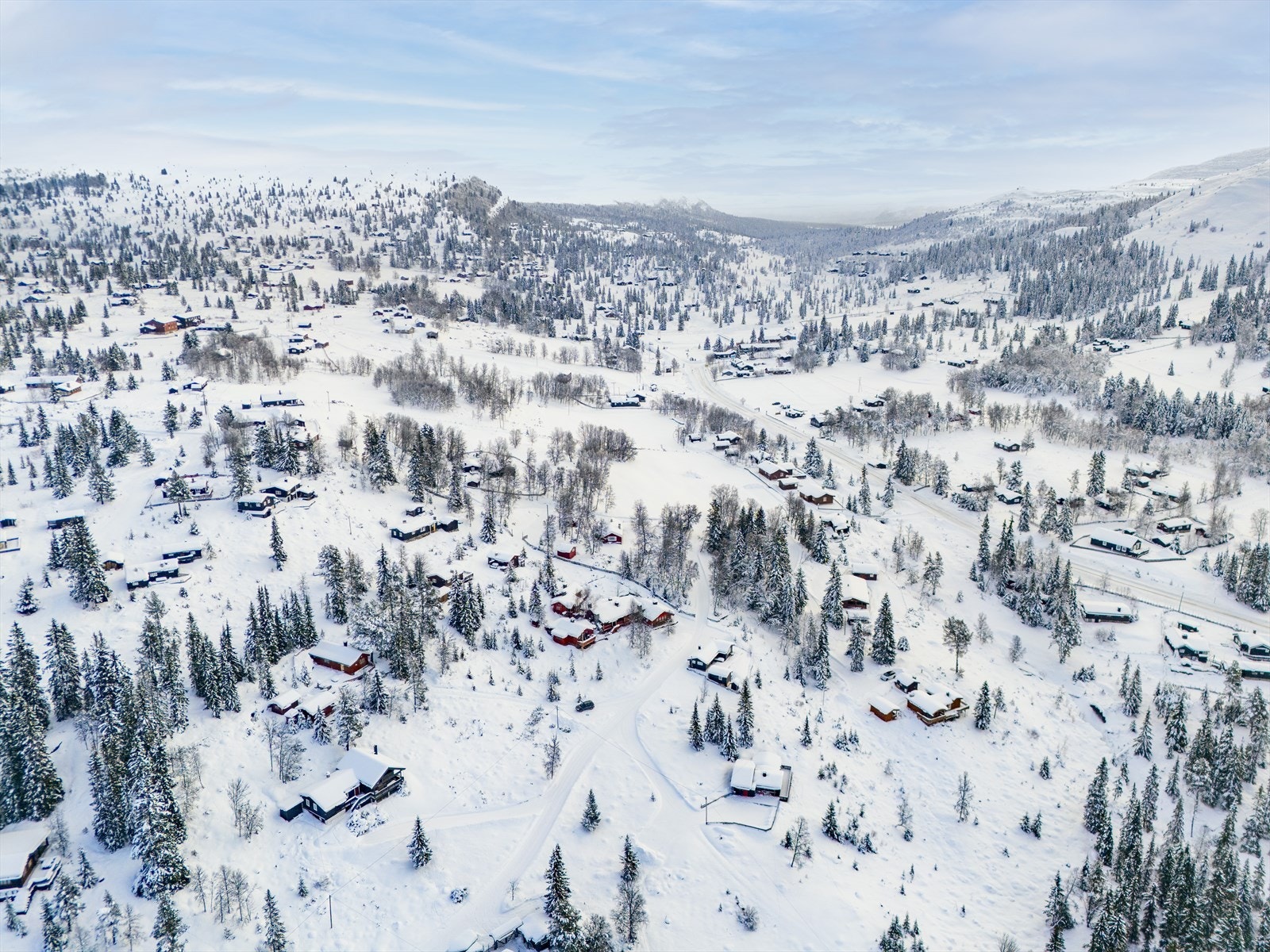 Et vidstrakt fjellandskap åpner seg opp, med tilgang til flere av Rondanes høyeste topper på dagsturer. Galleribilde