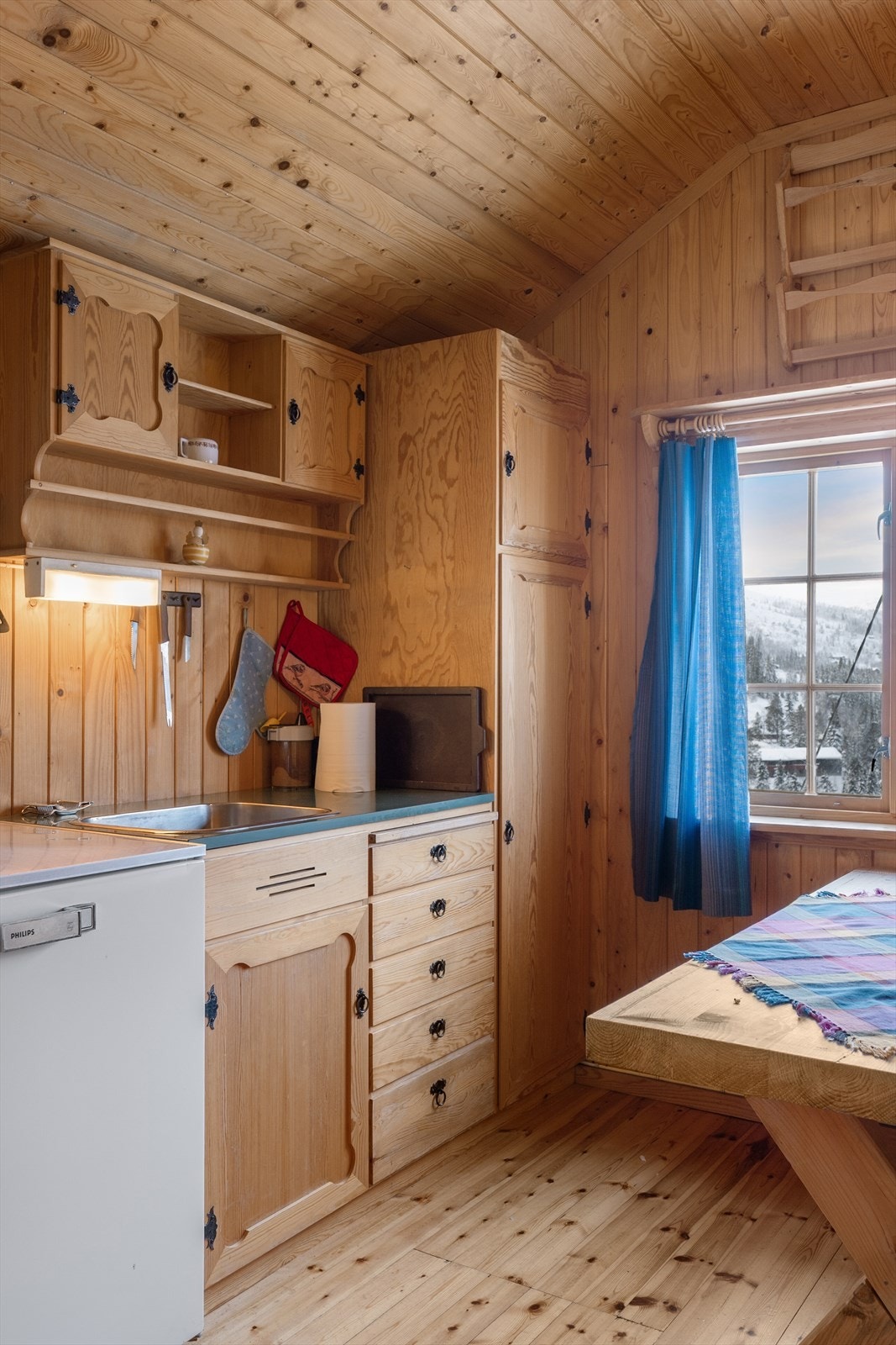 Skapene og hyllene gir praktisk oppbevaring og utnytter plassen godt. Galleribilde