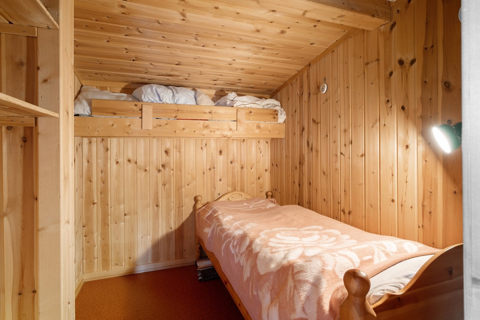 En smart alkove med trehvite vegger og himling, belegg på gulv. Galleribilde