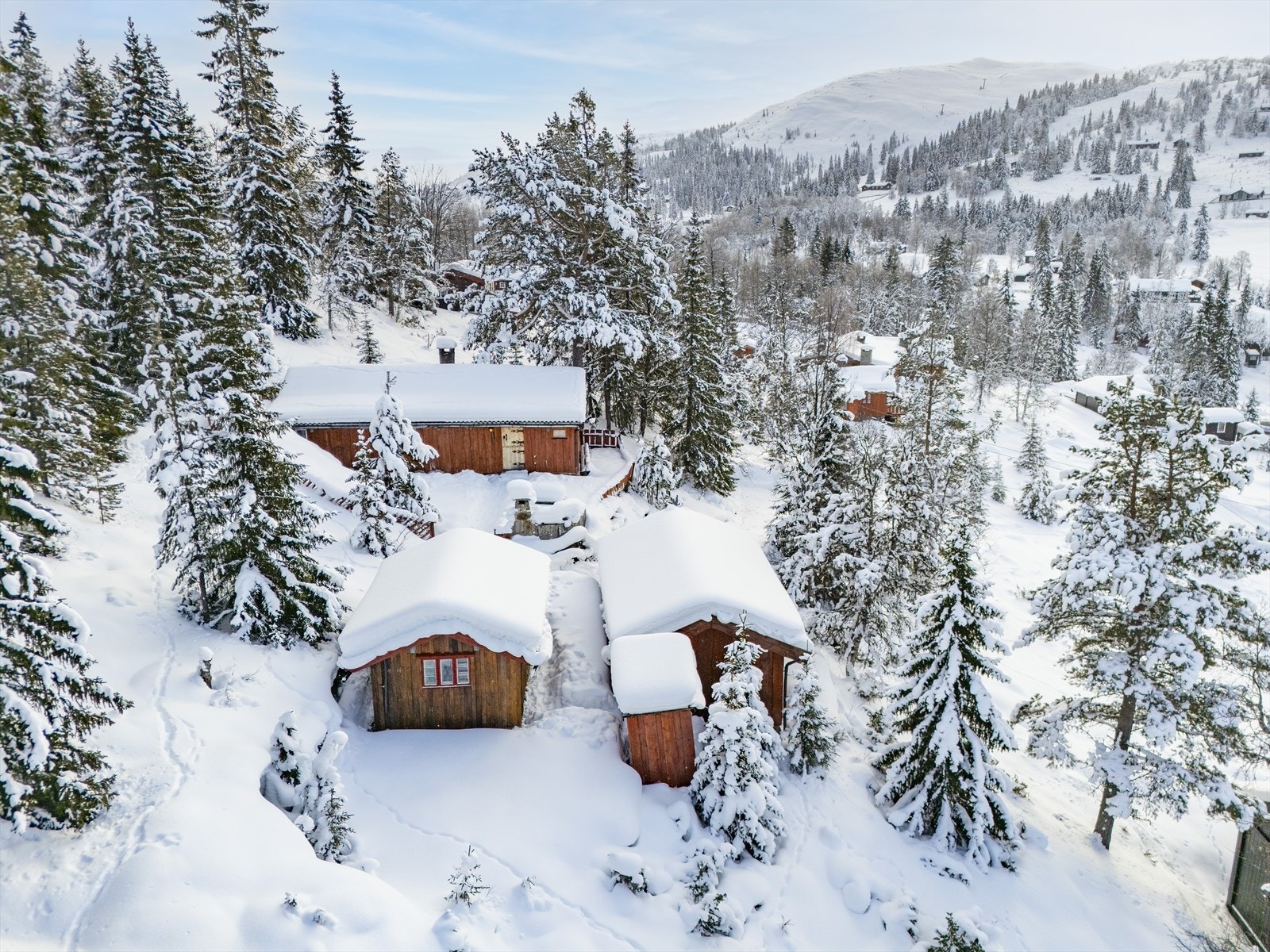 Eiendommen består av en hovedhytte, anneks, uthus og utedo, idyllisk plassert i skrånende terreng. Galleribilde