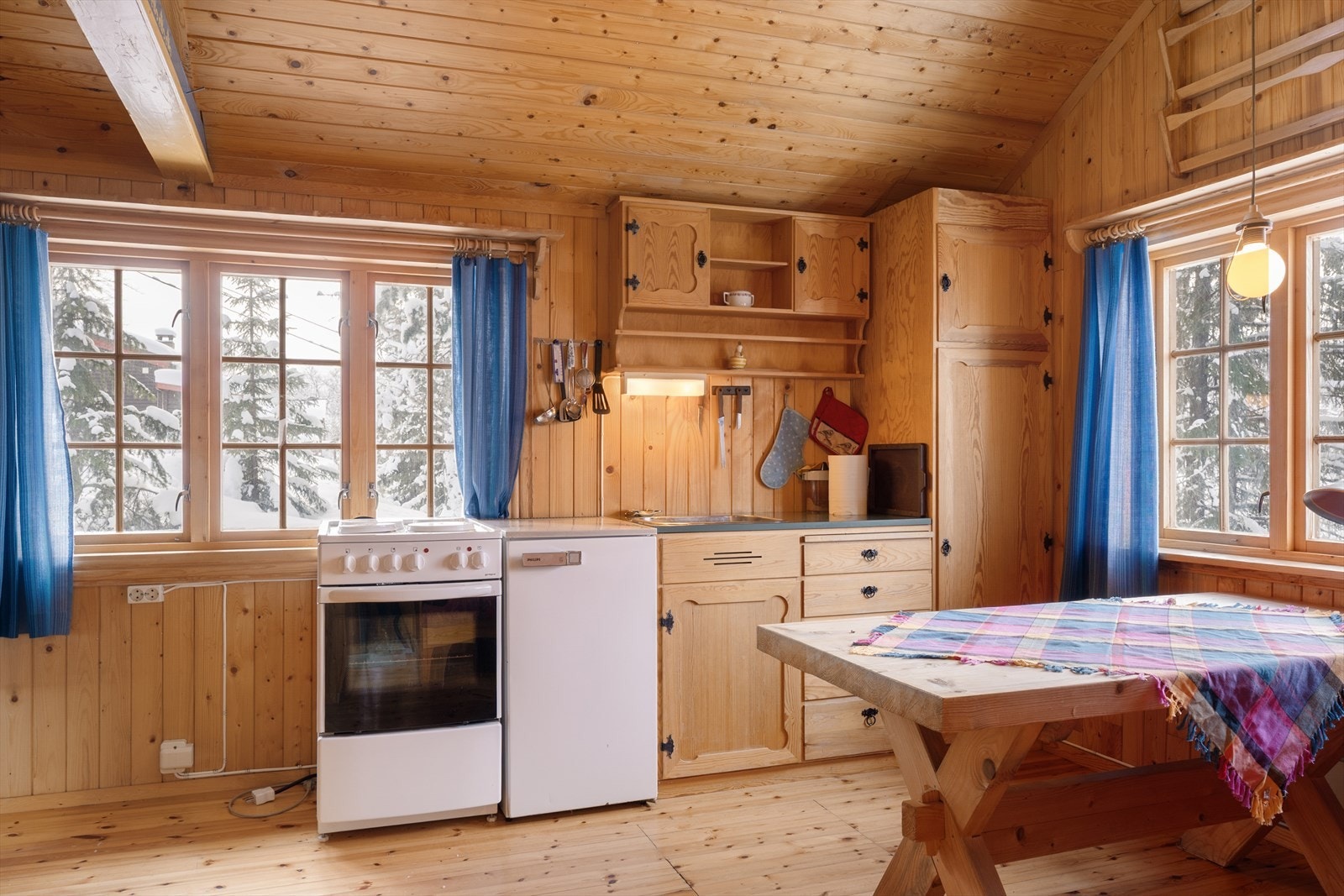 Her er det opplegg for komfyr og plass til matlaging. Galleribilde