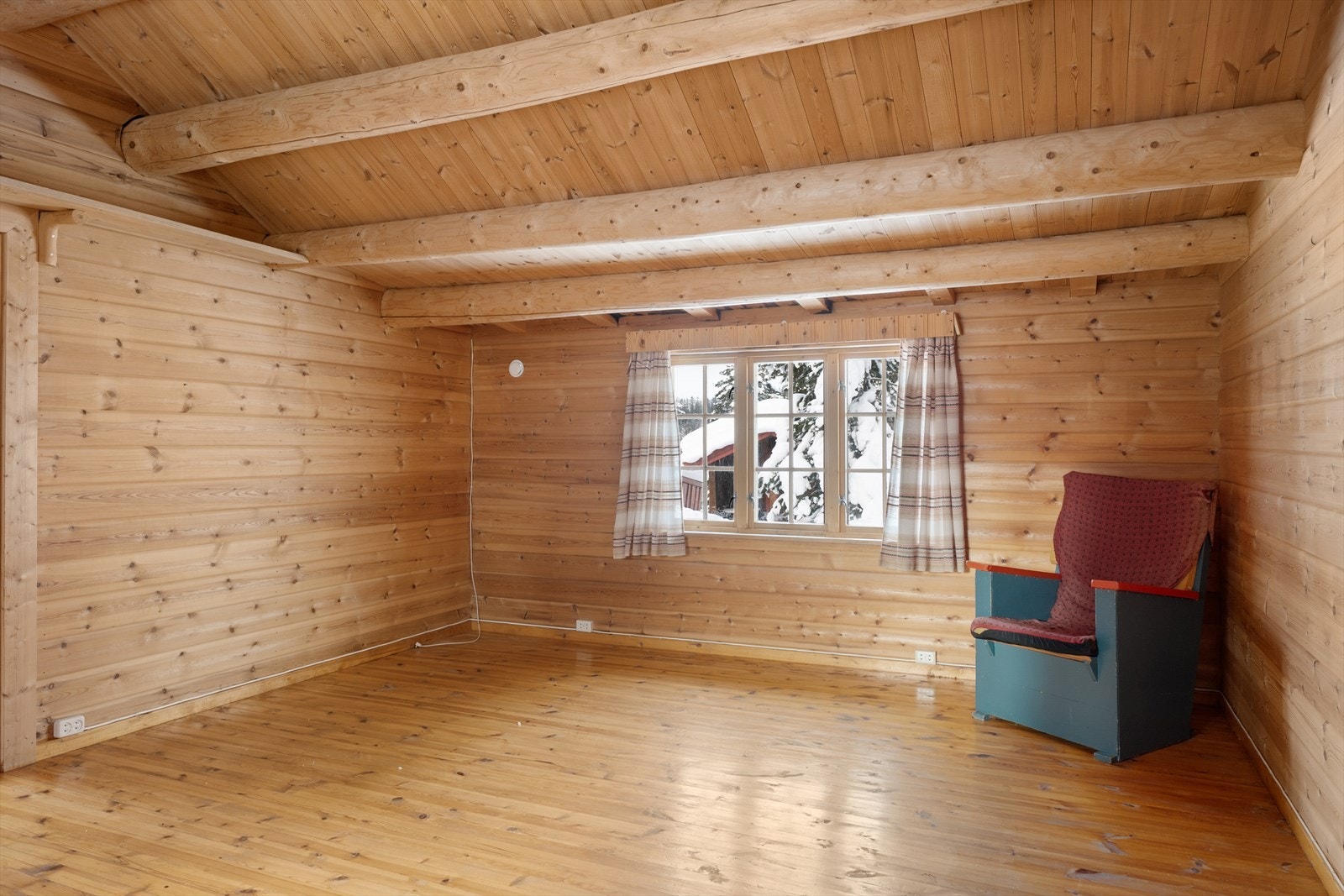 De synlige takåsene og det solide heltregulvet understreker den tradisjonelle bygningskvaliteten. Galleribilde