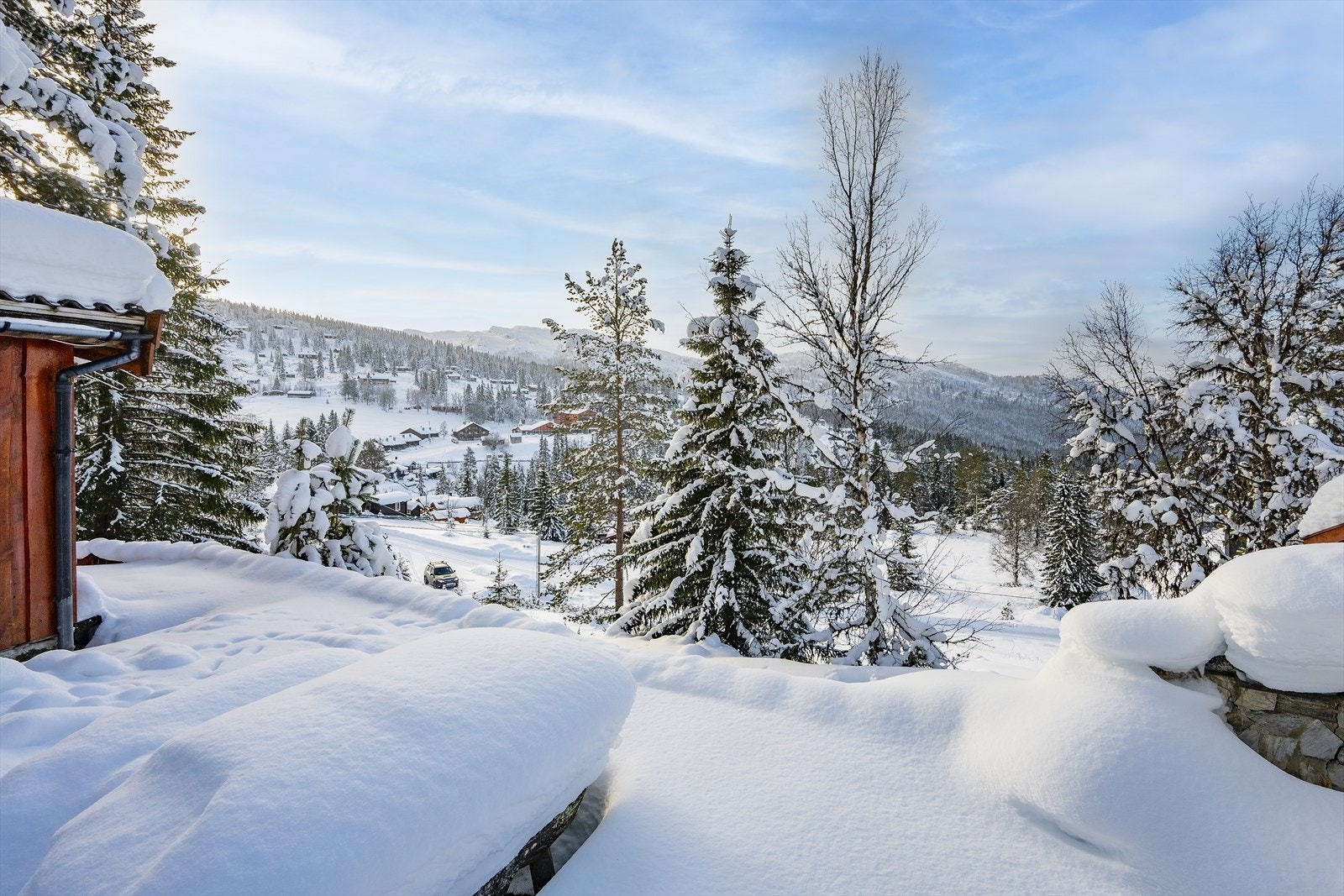 Nyt den klare fjelluften og den storslåtte utsikten rett fra egen eiendom. Galleribilde
