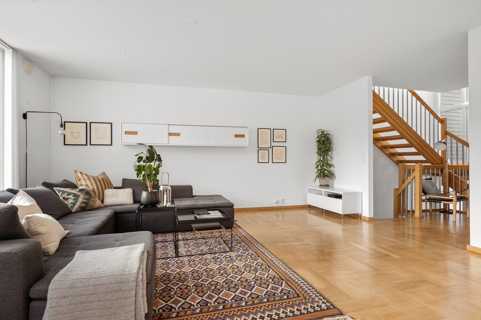 God plass til stor sofagruppe i stuen Galleribilde