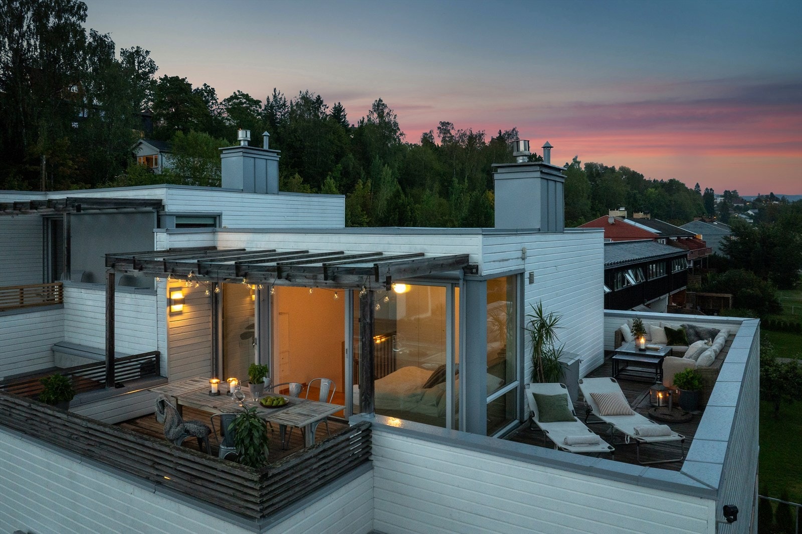 Nabolaget har en rolig og familievennlig atmosfære, med god infrastruktur og nærheten til Jar stasjon som gir rask forbindelse til Oslo sentrum Galleribilde