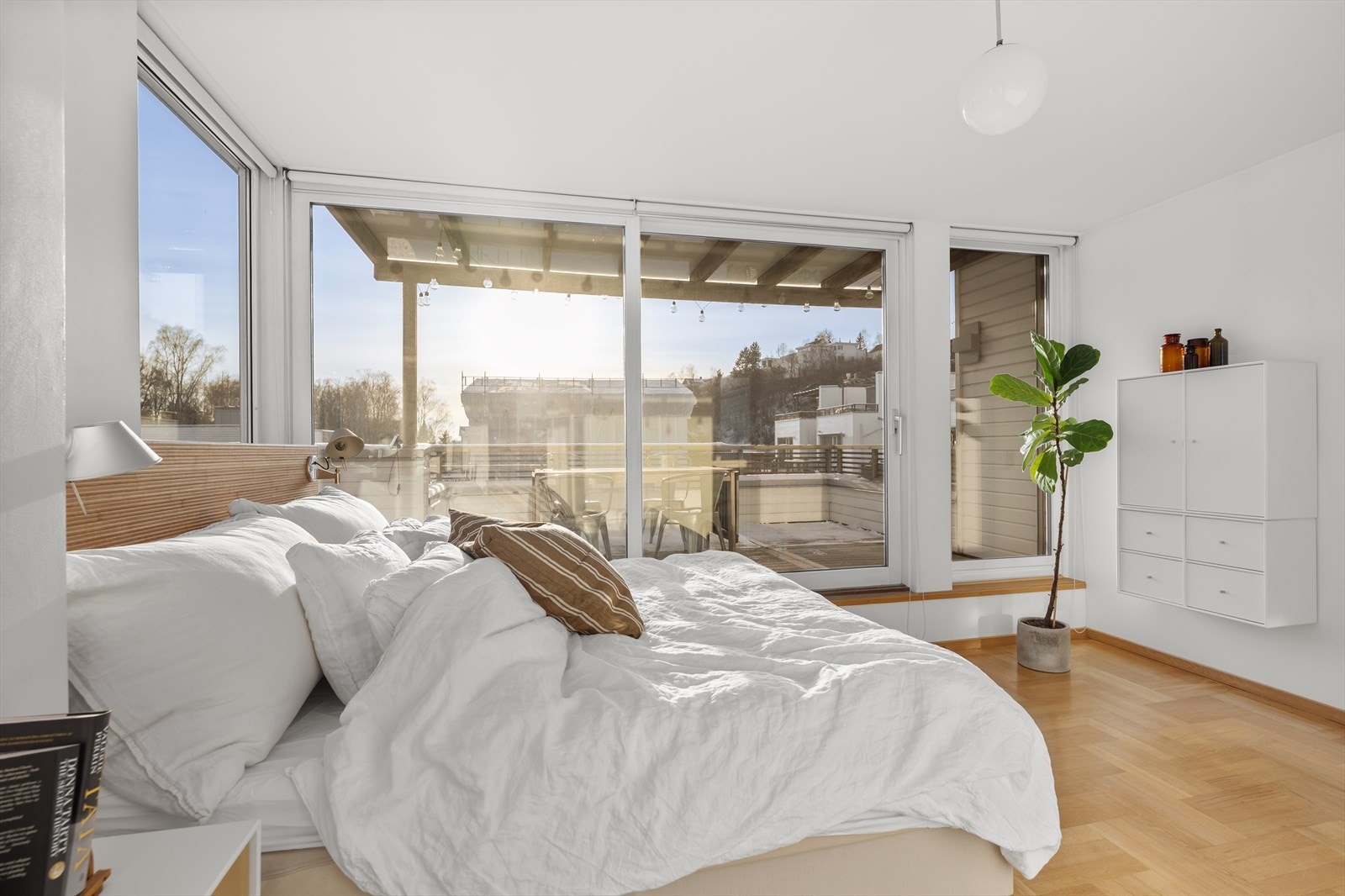 Plass til dobbeltseng og nattbord, samt innredet med flere garderobeskap og hyller Galleribilde