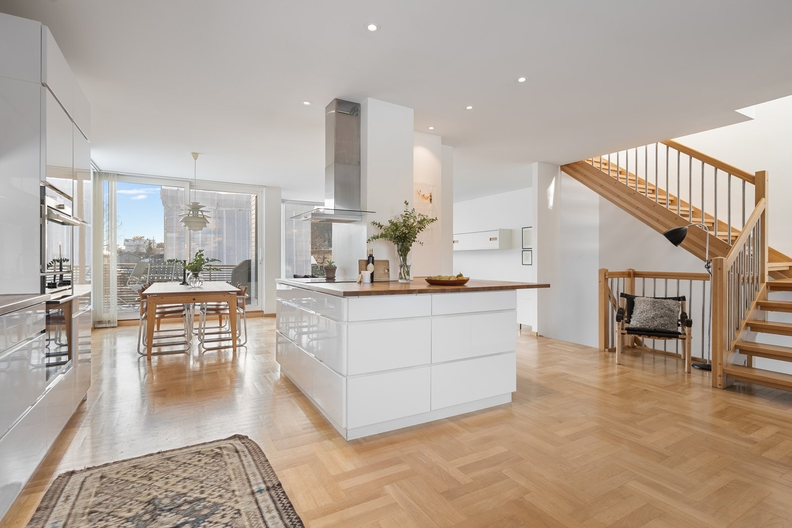 Kjøkkenet er innredet og designet med tanke på funksjonalitet og har godt med både benk- og skap/skuffplass Galleribilde