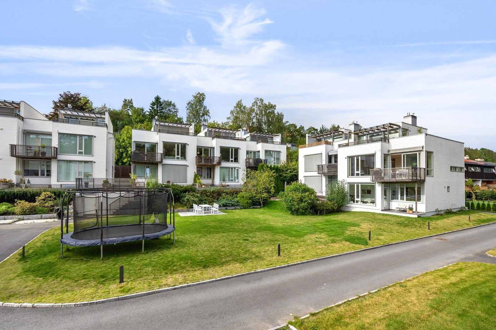 Hver seksjon har eksklusiv bruksrett til del av fellesareal foran sin bolig. (definert i vedtekter) Galleribilde