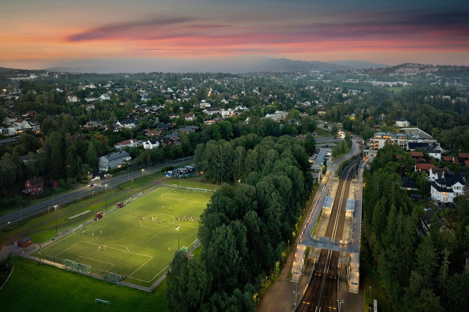 God offentlig kommunikasjon med både buss og T-bane på Jar stasjon, ca. 8 min. gange fra boligen. Stor Meny butikk finnes også her Galleribilde