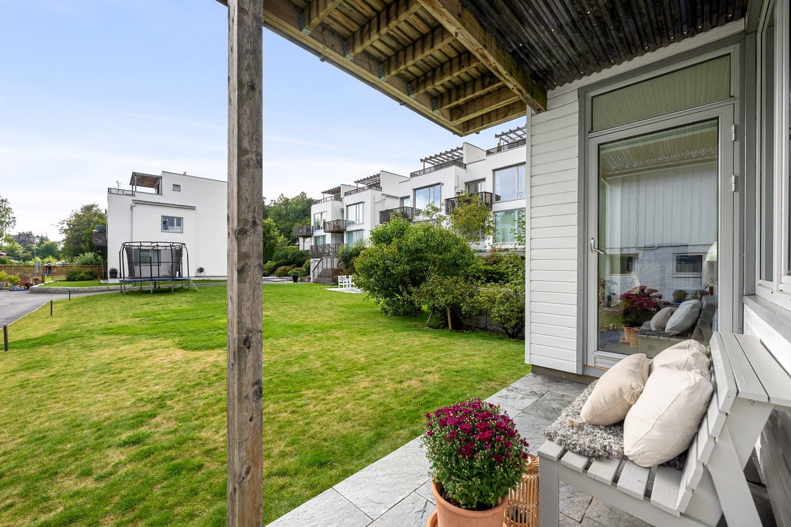 Hyggelig og skjermet uteplass med videre tilgang til hage og fellesområder Galleribilde