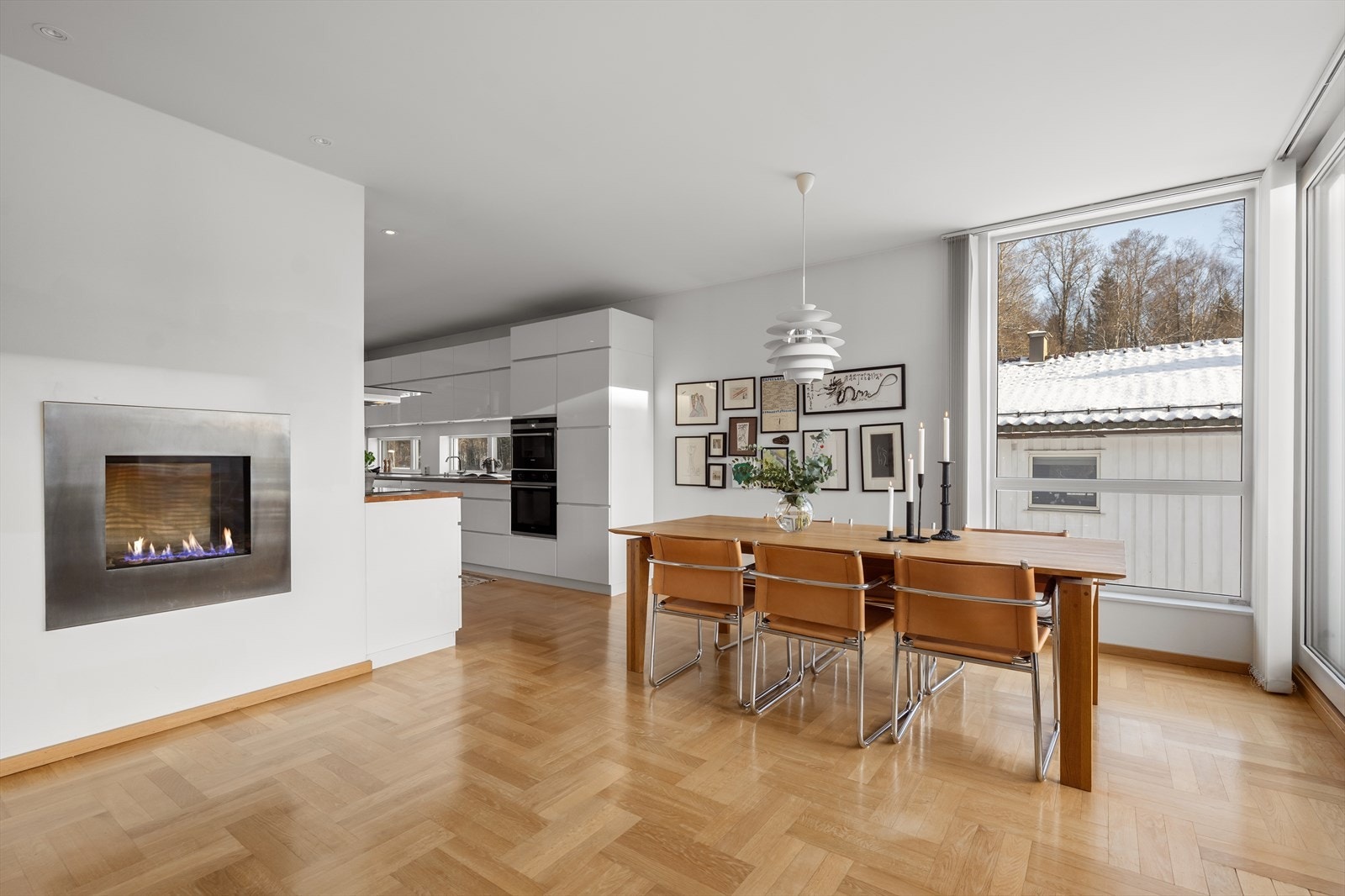 Her er det god plass til spisebord, sofagruppe, TV-benk, bokhyller, lenestol e.l Galleribilde