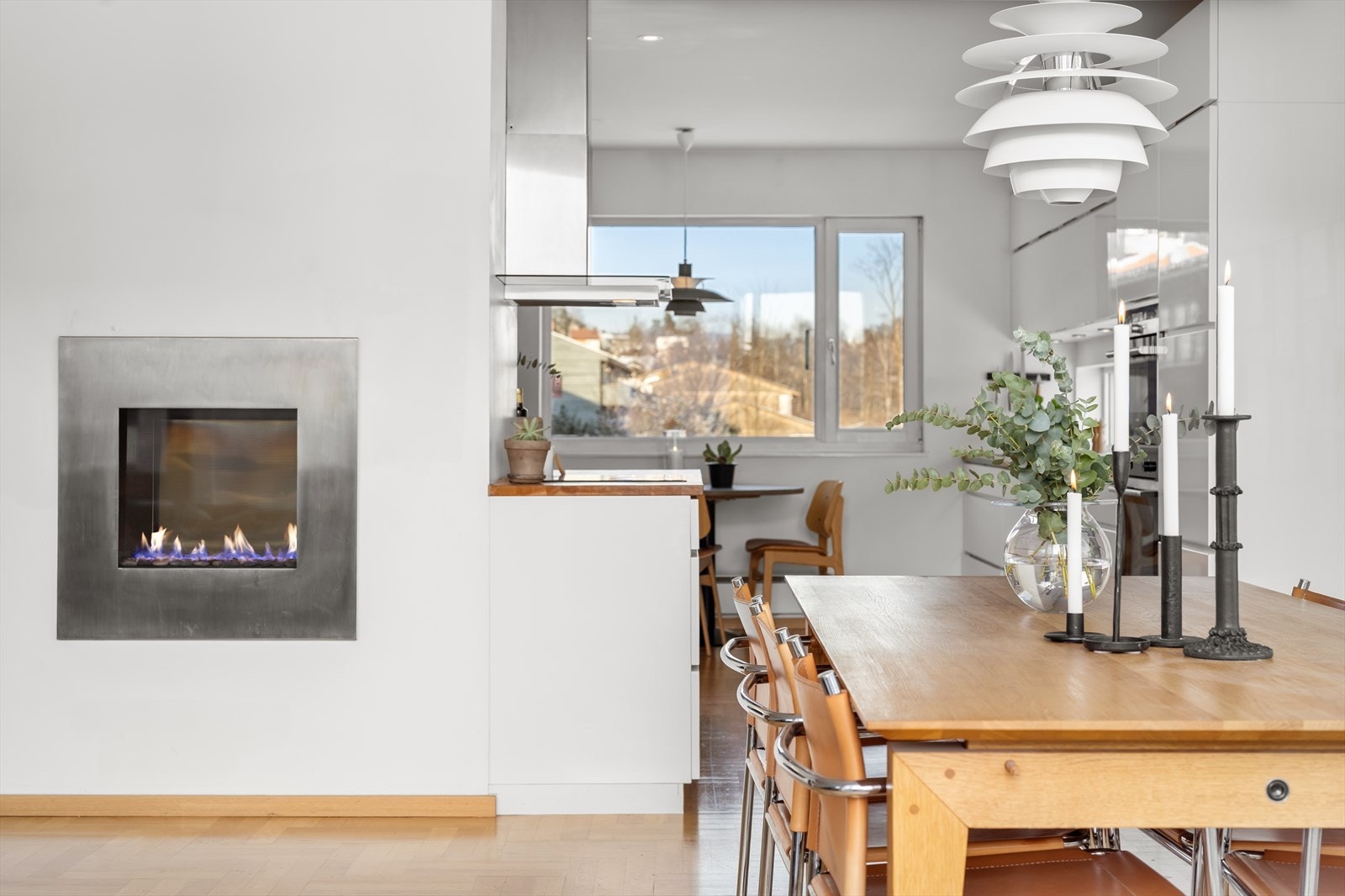 Gasspeisen henger sammen med kjøkkenøyen, og gir en naturlig og fin romdeler mellom kjøkken og stue Galleribilde