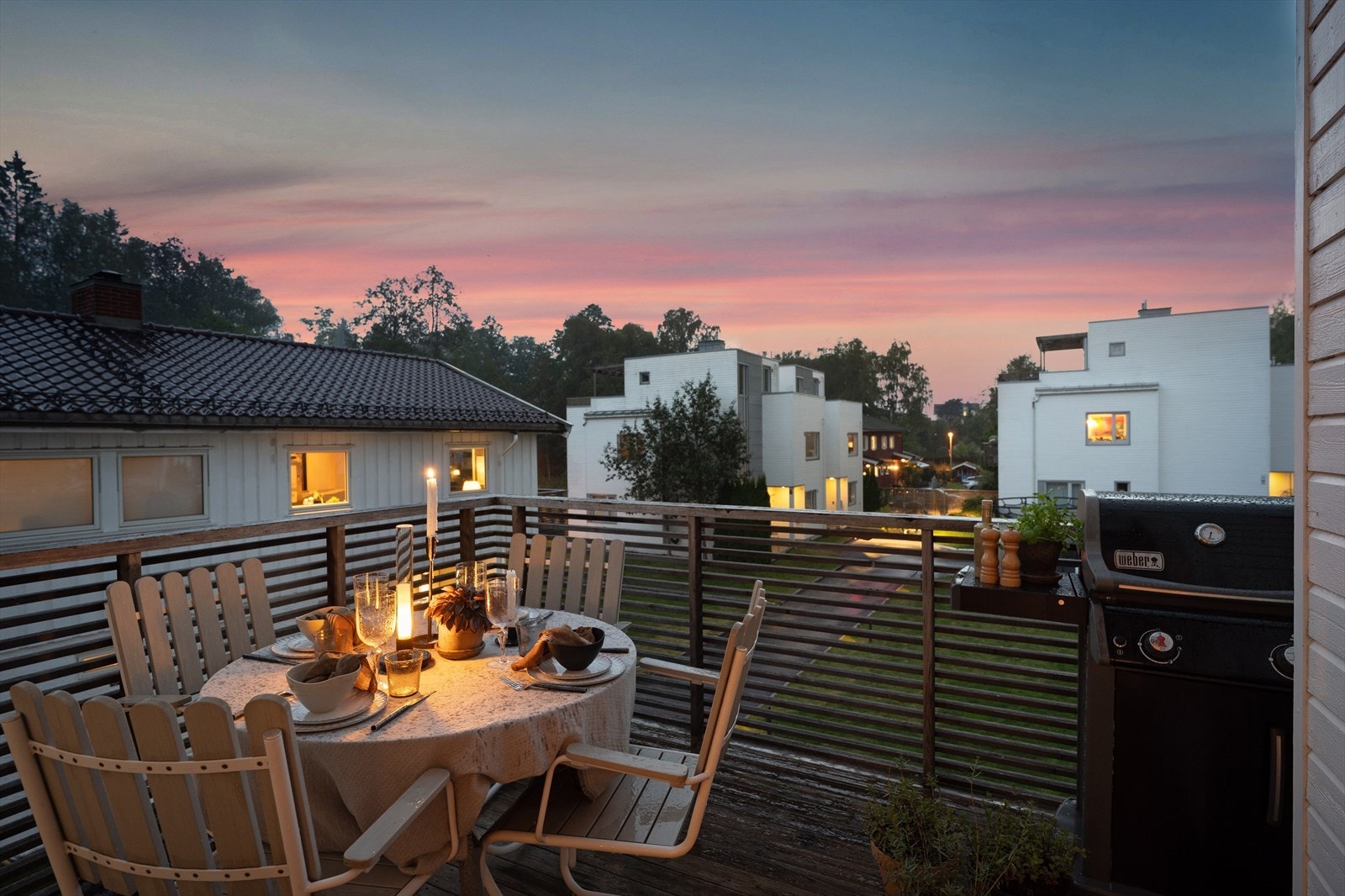 Balkong med hyggelig utsikt, samt god plass til spisebord, grill e.l. Galleribilde