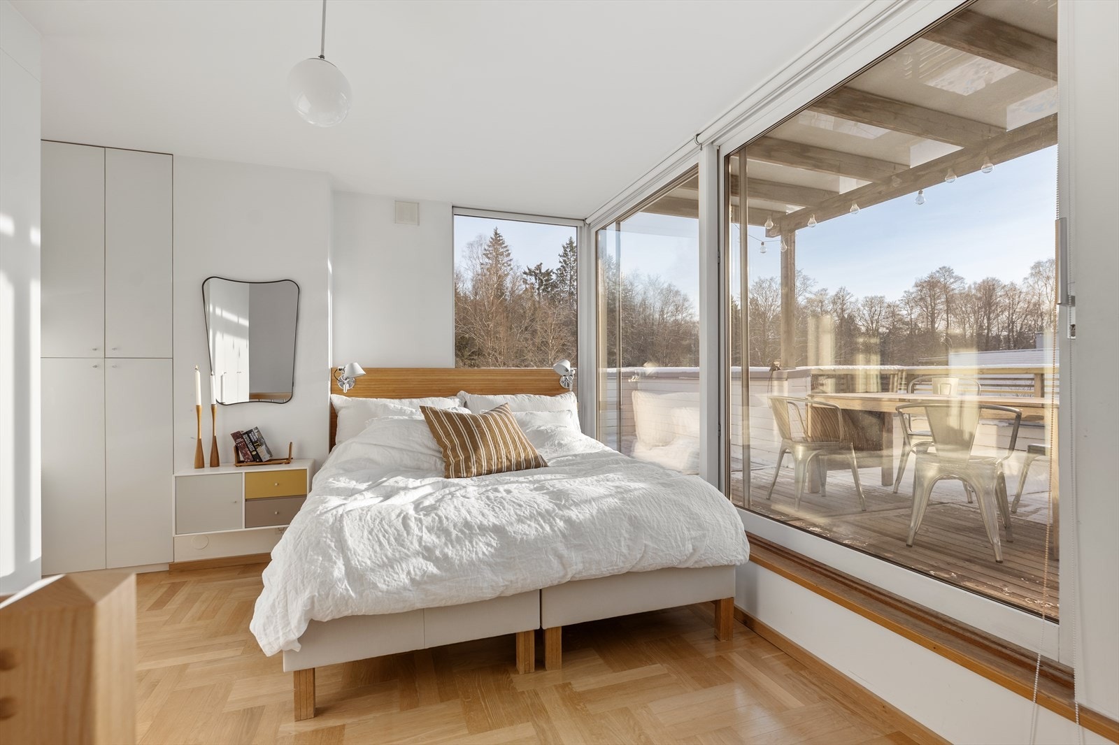 Meget luftig og lyst hovedsoverom, som alternativt kan benyttes som loftstue Galleribilde