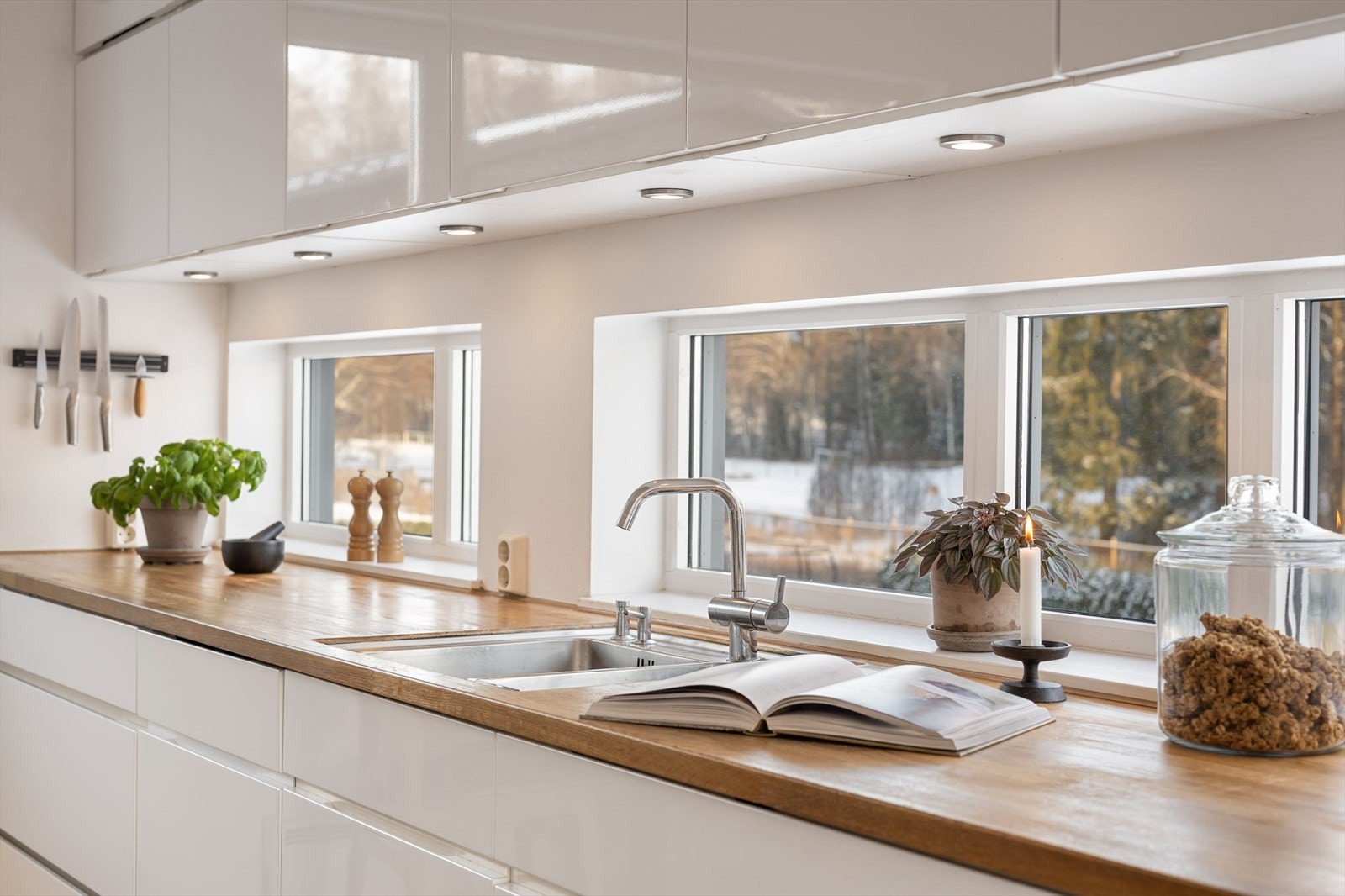 Vinduer mellom benk- og overskap gir rikelig med lys inn, samt fin utsikt mot frodige Jarmyra Galleribilde