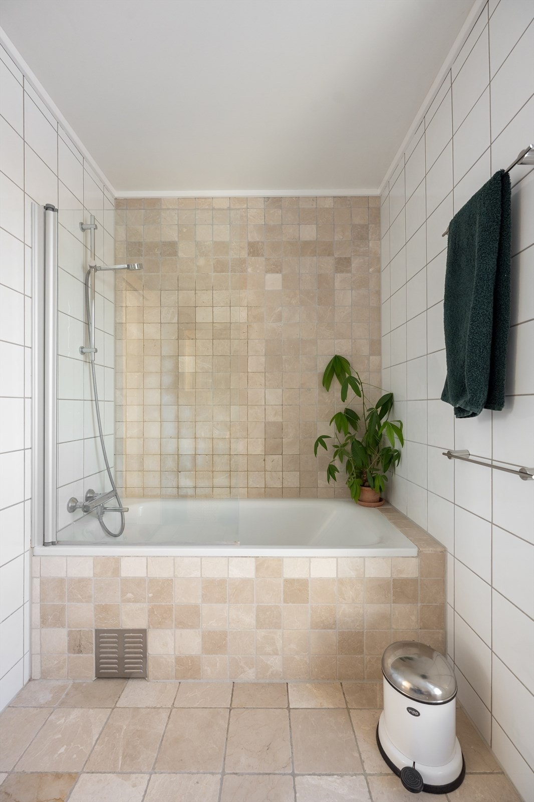 Lekre fliser på gulv og vegger. Varmekabler i gulv Galleribilde