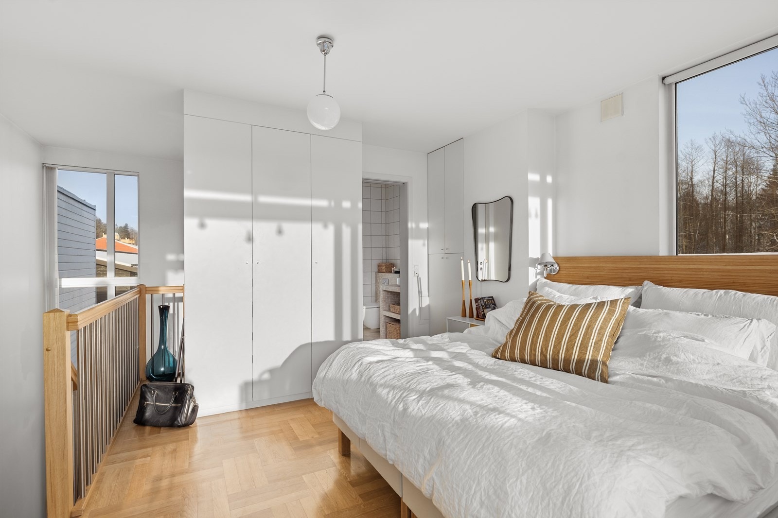 Tilgang til eget bad, samt utgang via skyvedør til den flotte takterrassen Galleribilde