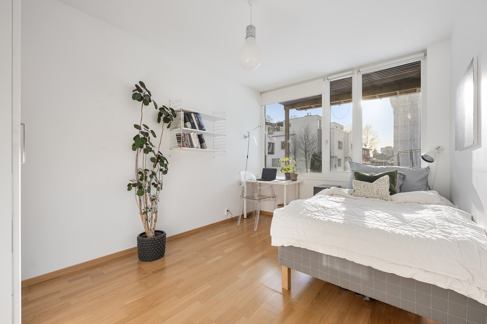 Boligens 1. etasje inneholder 2 gode soverom i tillegg til stue/soverom Galleribilde