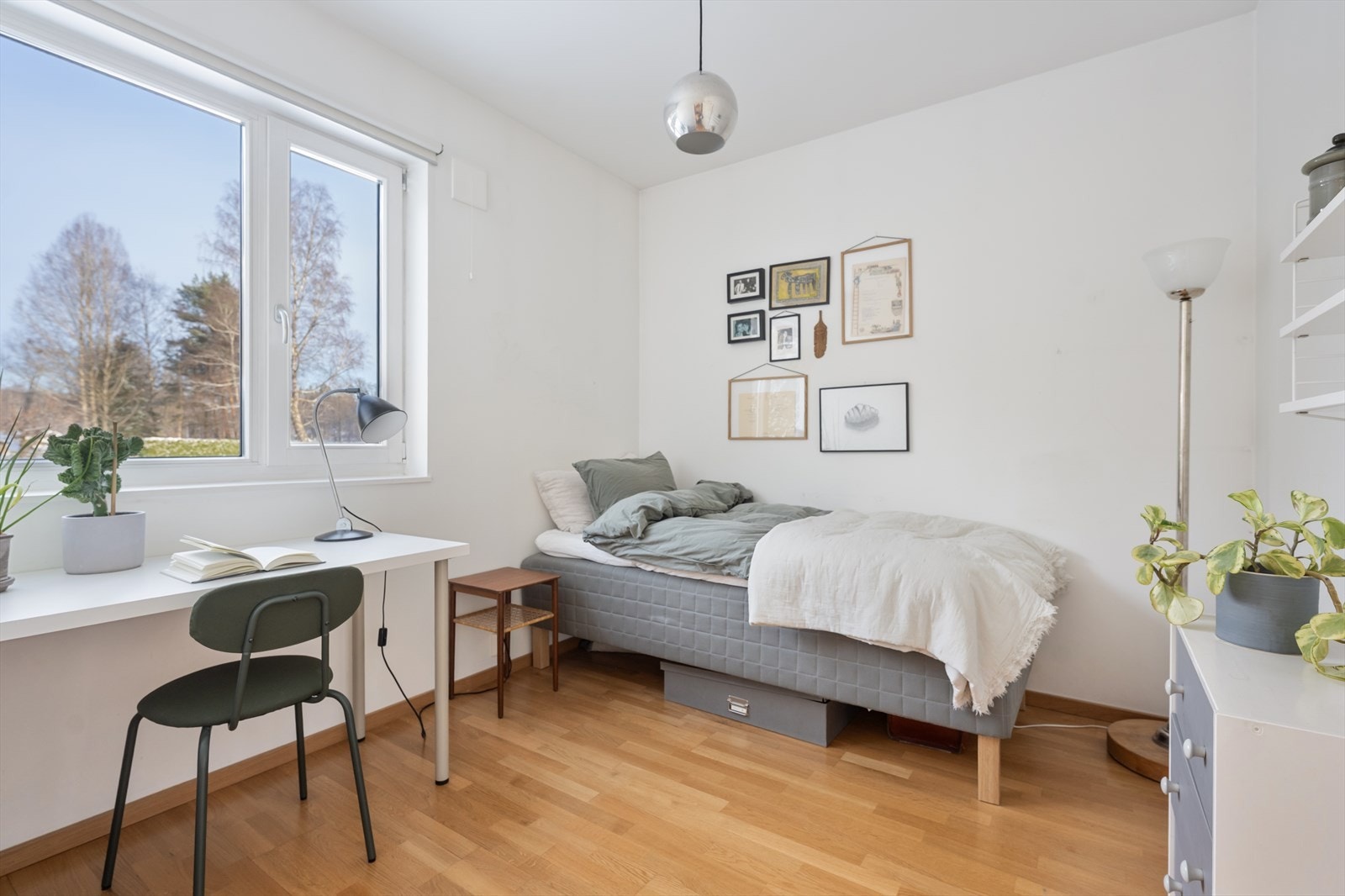 Soverommene i 1. etasje er av god størrelse, med plass til seng skap, skrivebord e.l. Galleribilde