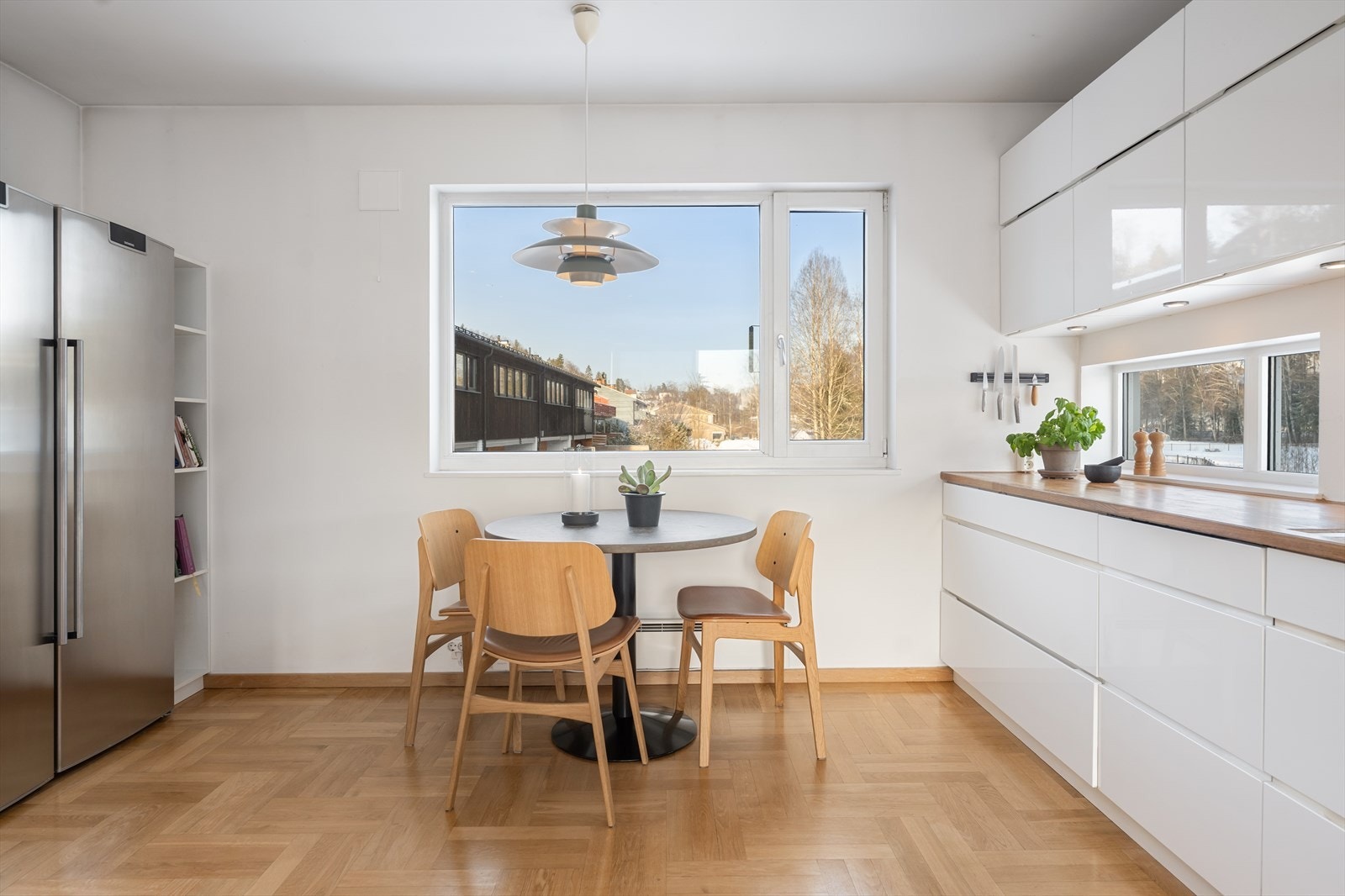 Rikelig med vindusflater gir godt med lys, og skaper en god stemning i rommet Galleribilde