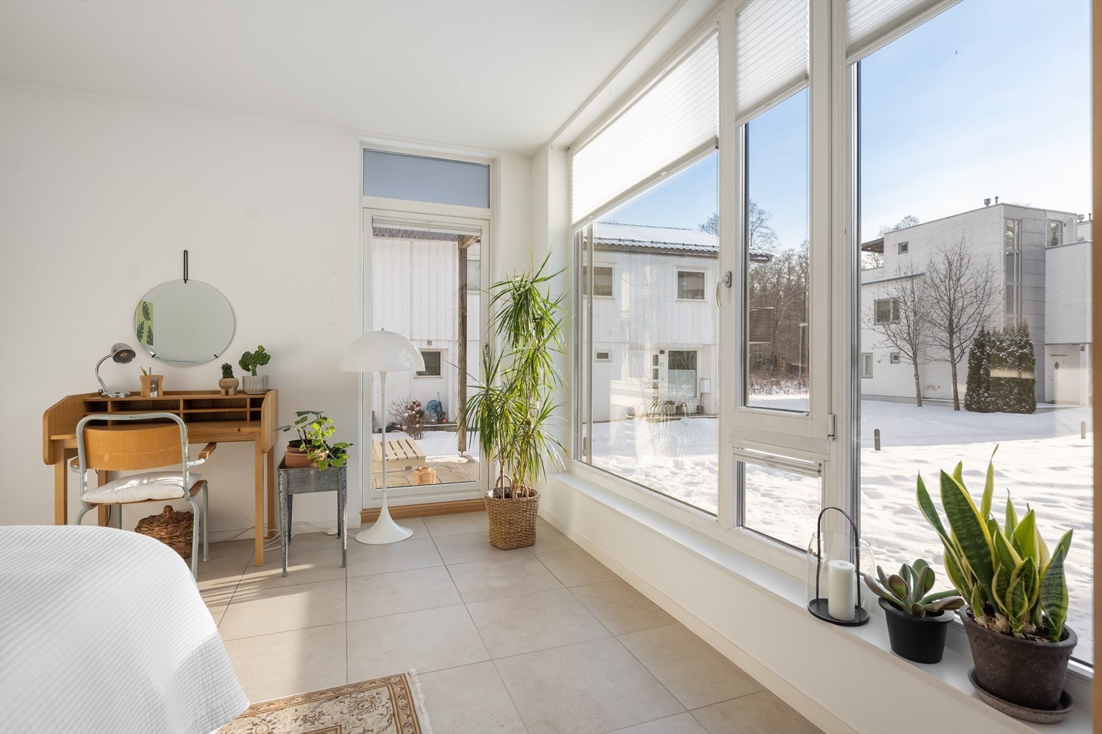 Stor og fin TV-stue i 1. etasje, benyttes i dag som soverom. Dirkete tilgang til uteplass og hage utenfor Galleribilde