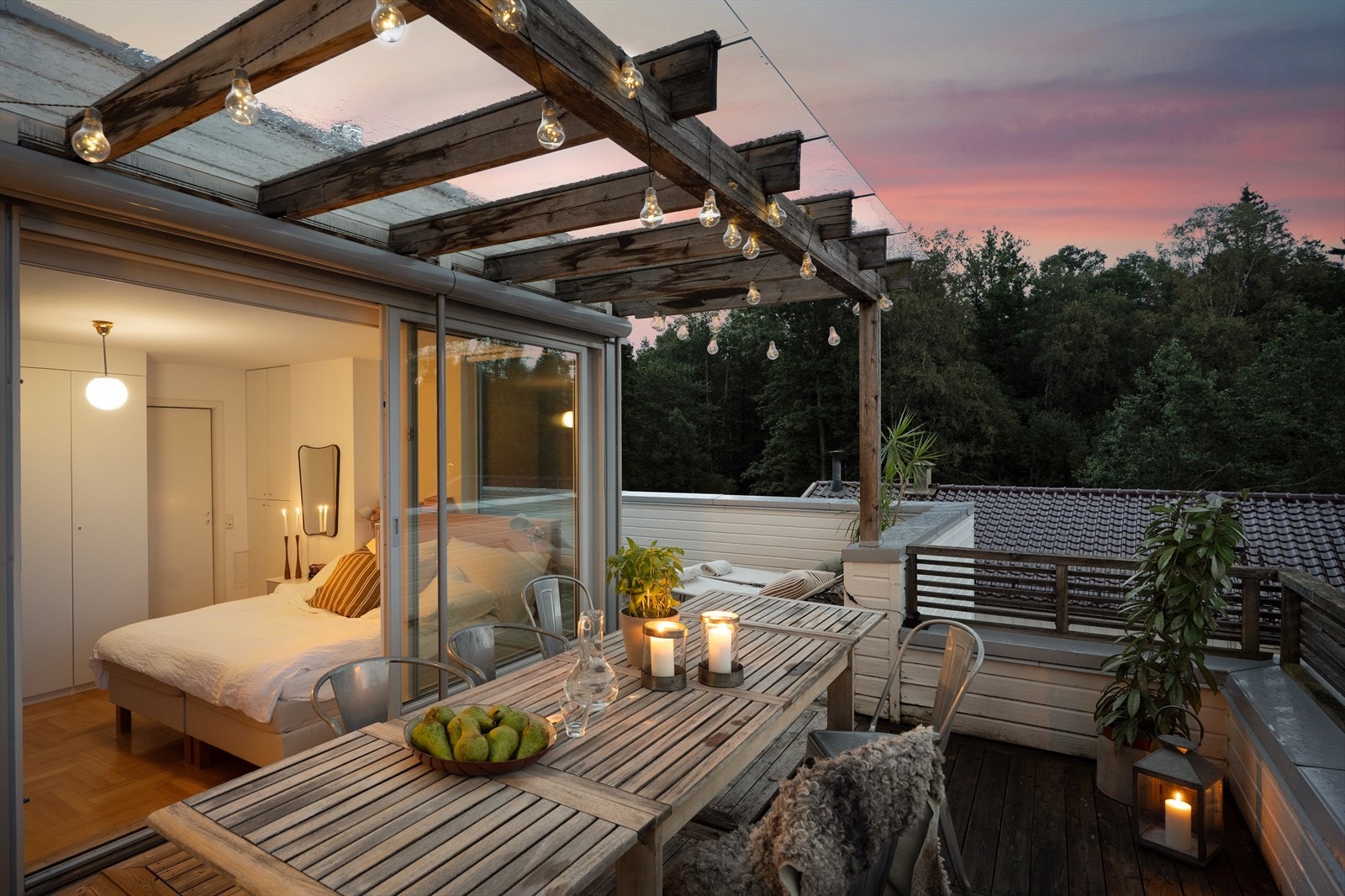 Usjenert og fint på terrassen, med nydelig utsikt mot grønne, frodige Jarmyra Galleribilde