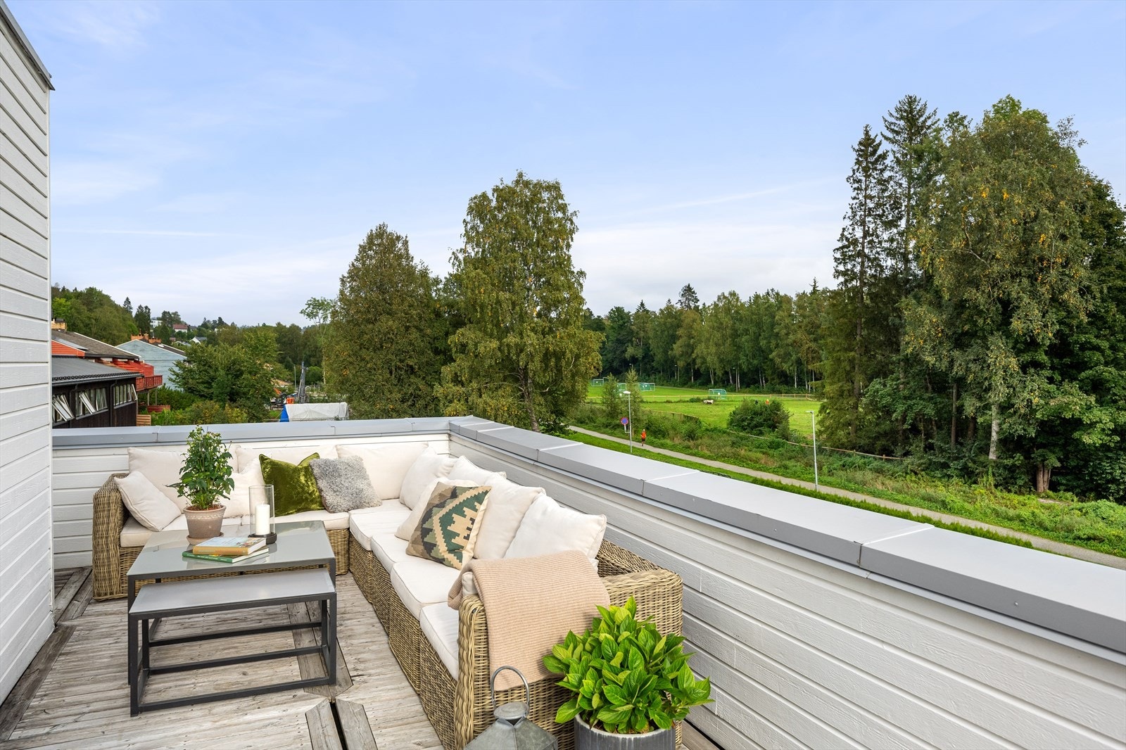 Dette er den perfekte beliggenhet for enhver barnefamilie, med nærhet til skoler, barnehager, marka og en rekke servicetilbud Galleribilde