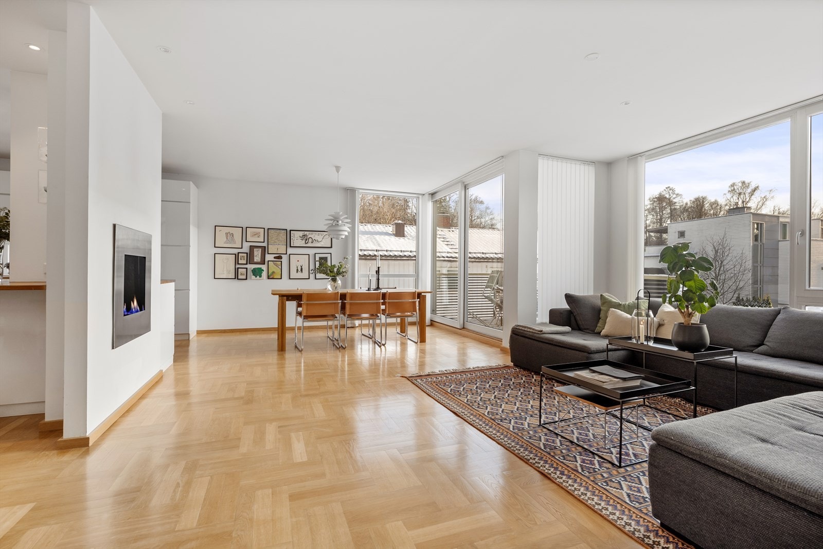 Boligen fremstår innbydende og delikat, og er et hyggelig og flott hjem du kan flytte rett inn i! Galleribilde