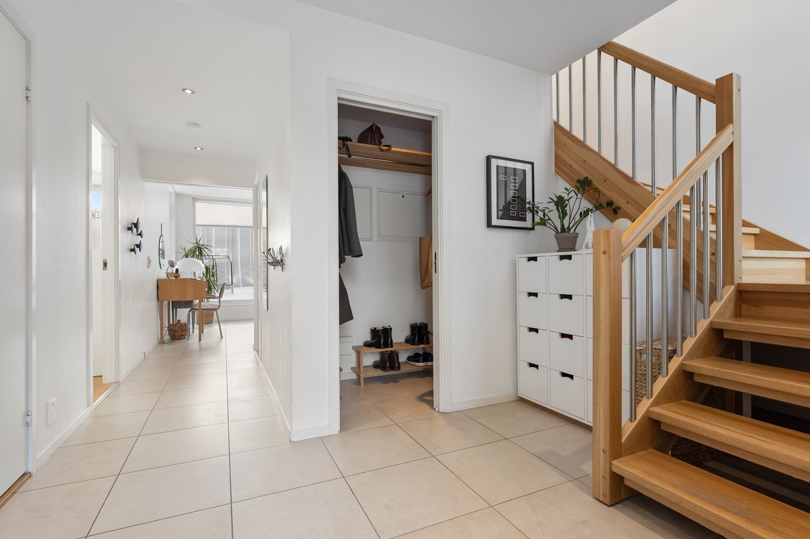 God plass til en kommode, evt. henge opp jakker og sette fra seg sko. Direkte tilgang til praktisk bod med god garderobe plass Galleribilde