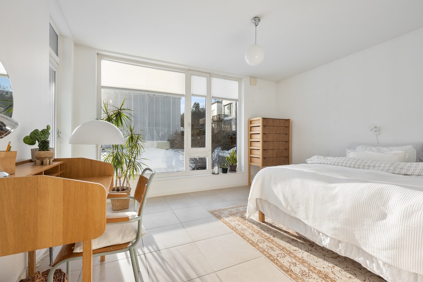 God plass til dobbeltseng, skap m.m. eller en sofagruppe og TV hvis man vil bruke rommet som stue Galleribilde