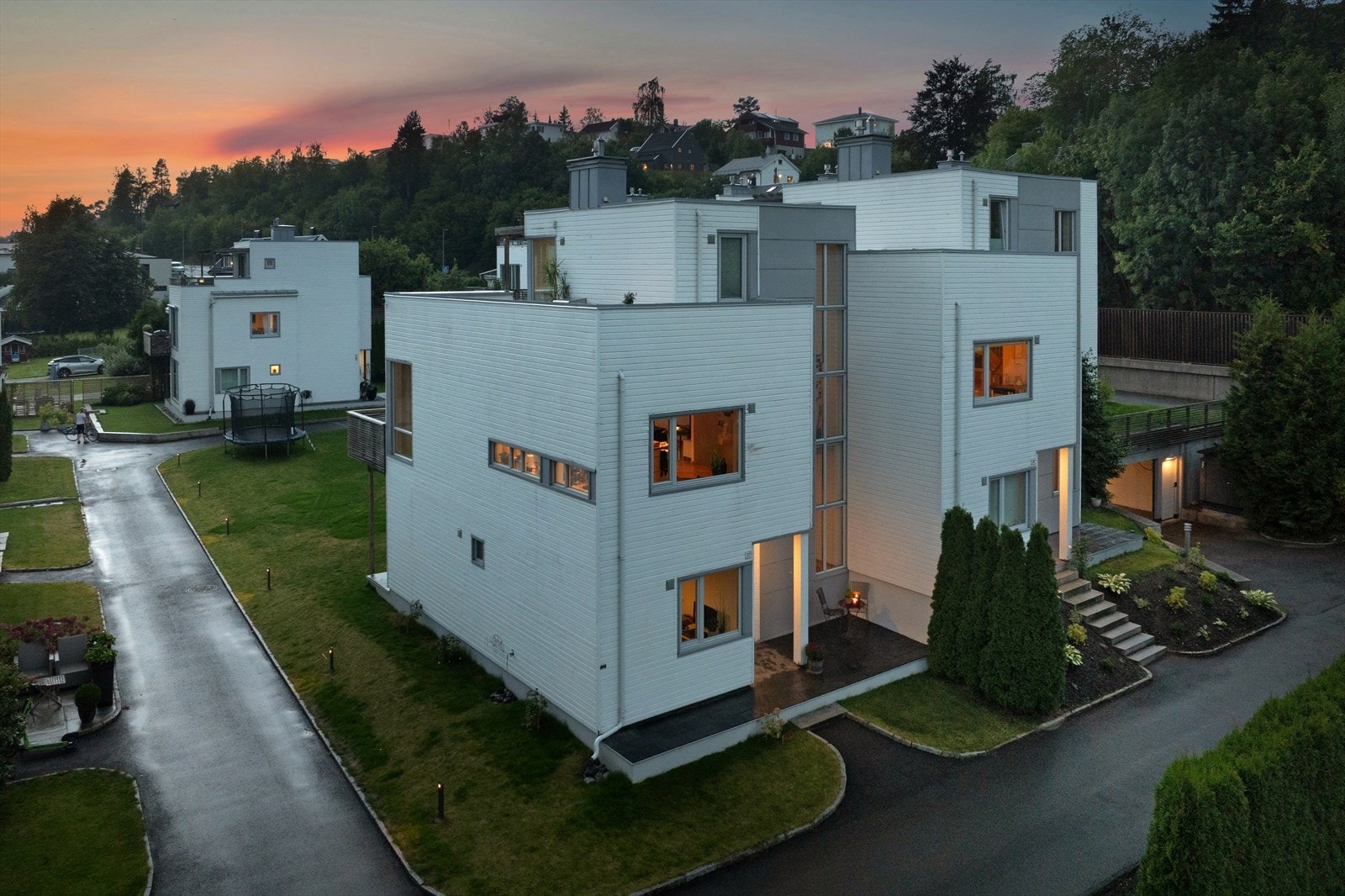 Boligen disponerer 2 parkeringsplasser i garasje. Innkjøring til anlegget ved siden av Jarmyrveien 29 - Kort vei til garasjen fra nr. 27 Galleribilde