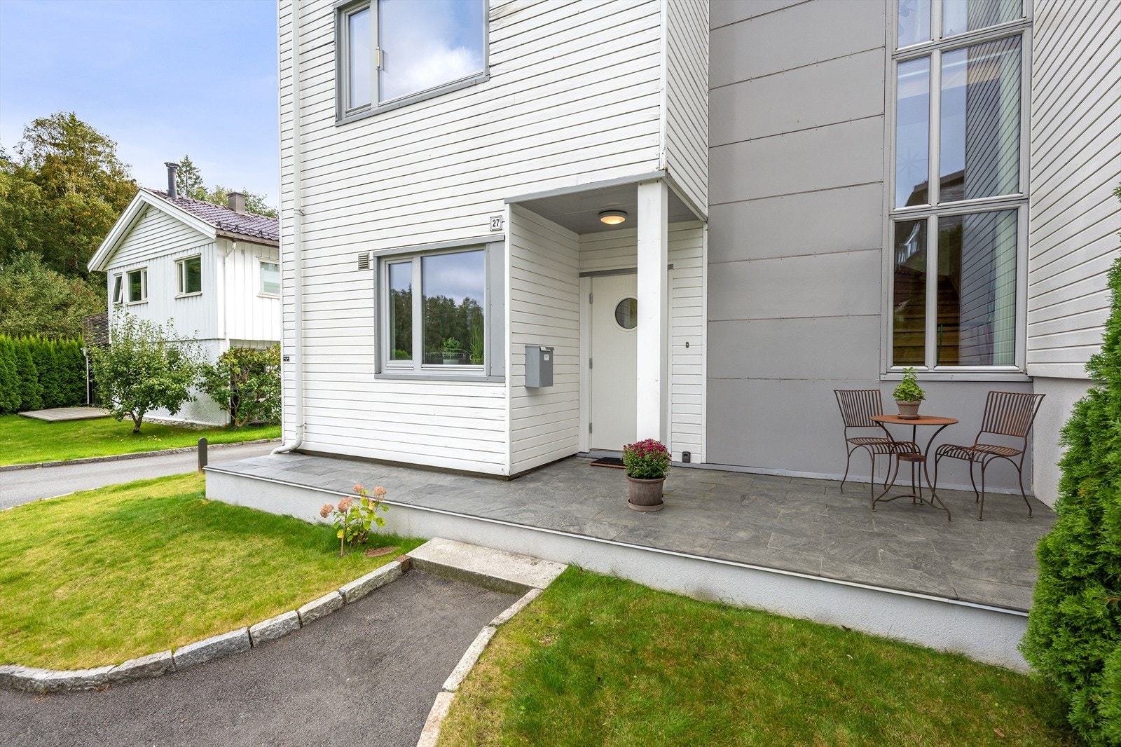 Flott opparbeidet inngangsparti, med uteplass for å nyte morgensolen Galleribilde