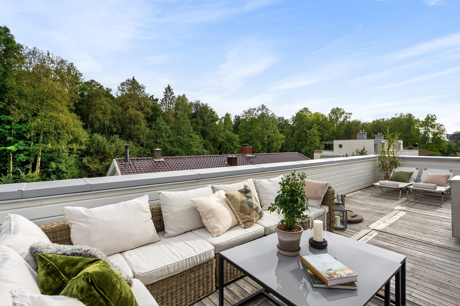 Takterrassen har god plass til spisebord, solstoler, sofagruppe, blomster og planter e.l. Galleribilde
