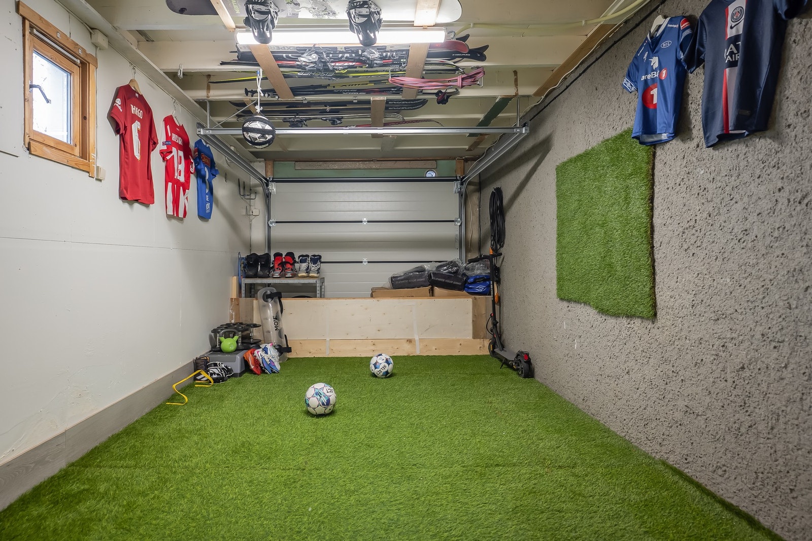 Integrert garasje med plass til bil og lagring. Ny garasjeport montert i februar 2026 Galleribilde