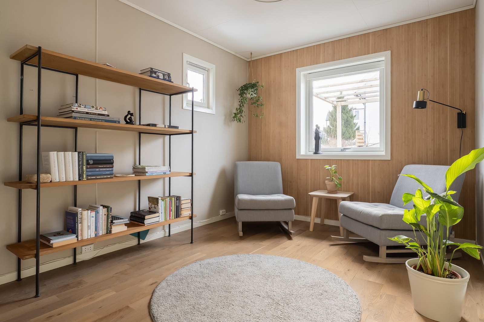 Et moderne og ryddig oppholdsrom med fokus på komfort og detaljer. Galleribilde