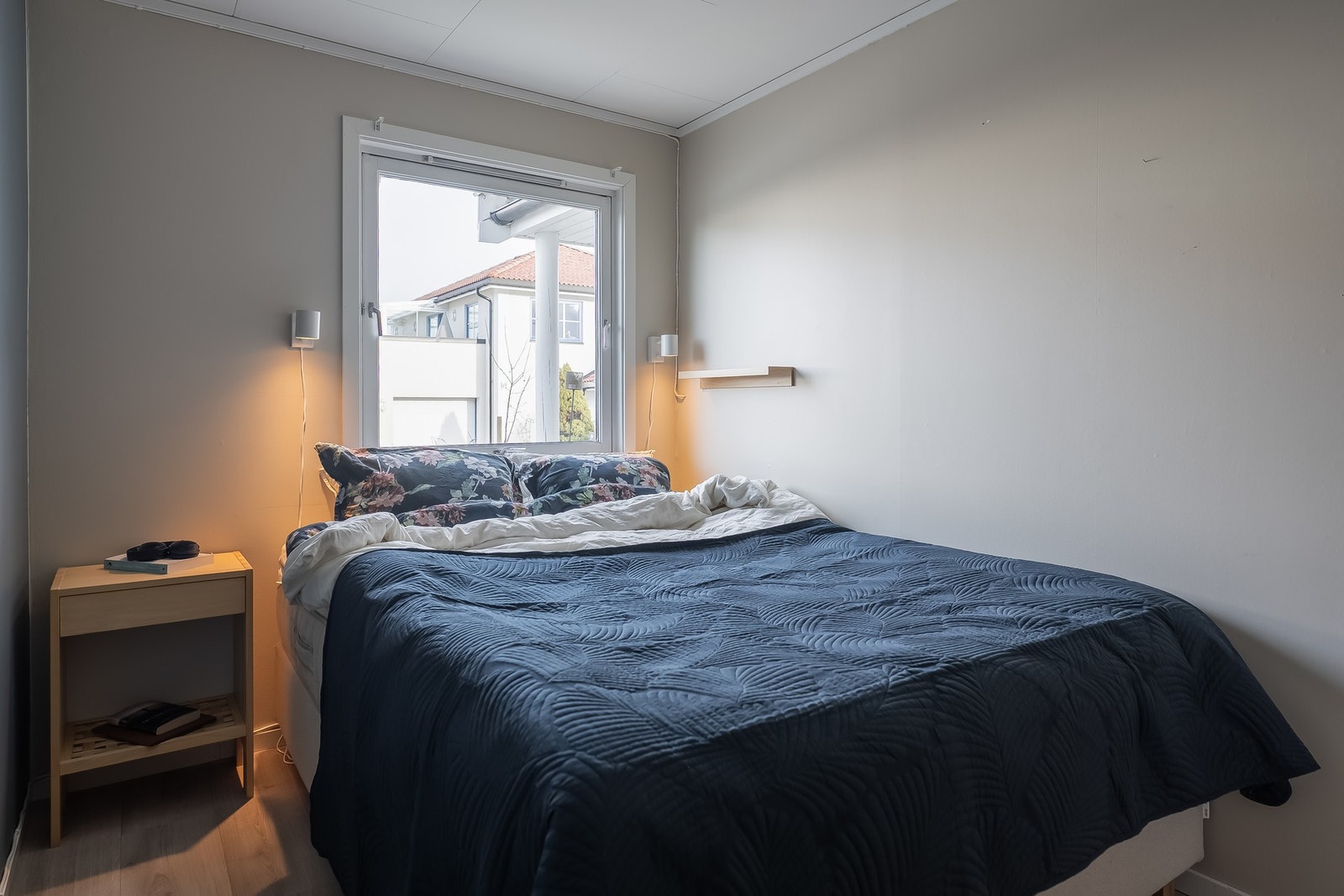 Soverommet har et stort vindu som gir godt med naturlig lys. Veggene er malt i en lys farge Galleribilde