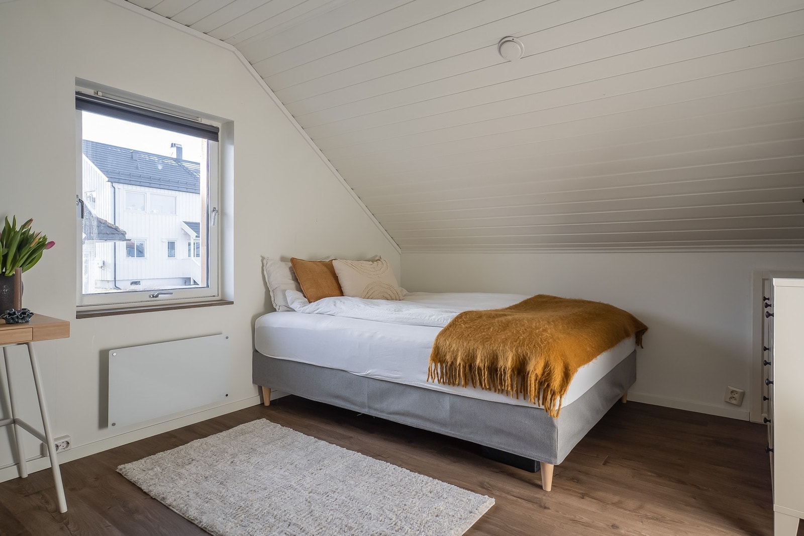 Romslig loftssoverom, Pergo-gulv fra 2025 og nymalte vegger fra 2025. Galleribilde