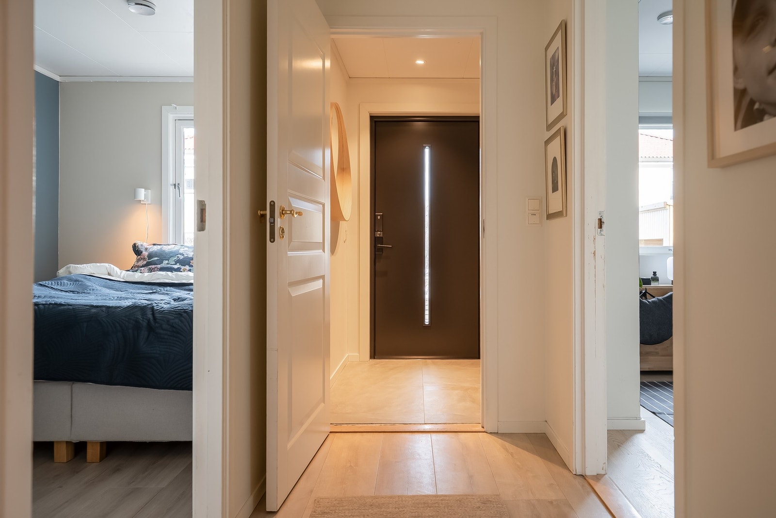 Romslig entre, flislagt i 2021. Gangen binder sammen soverom, bad og øvrige rom i etasjen. Galleribilde